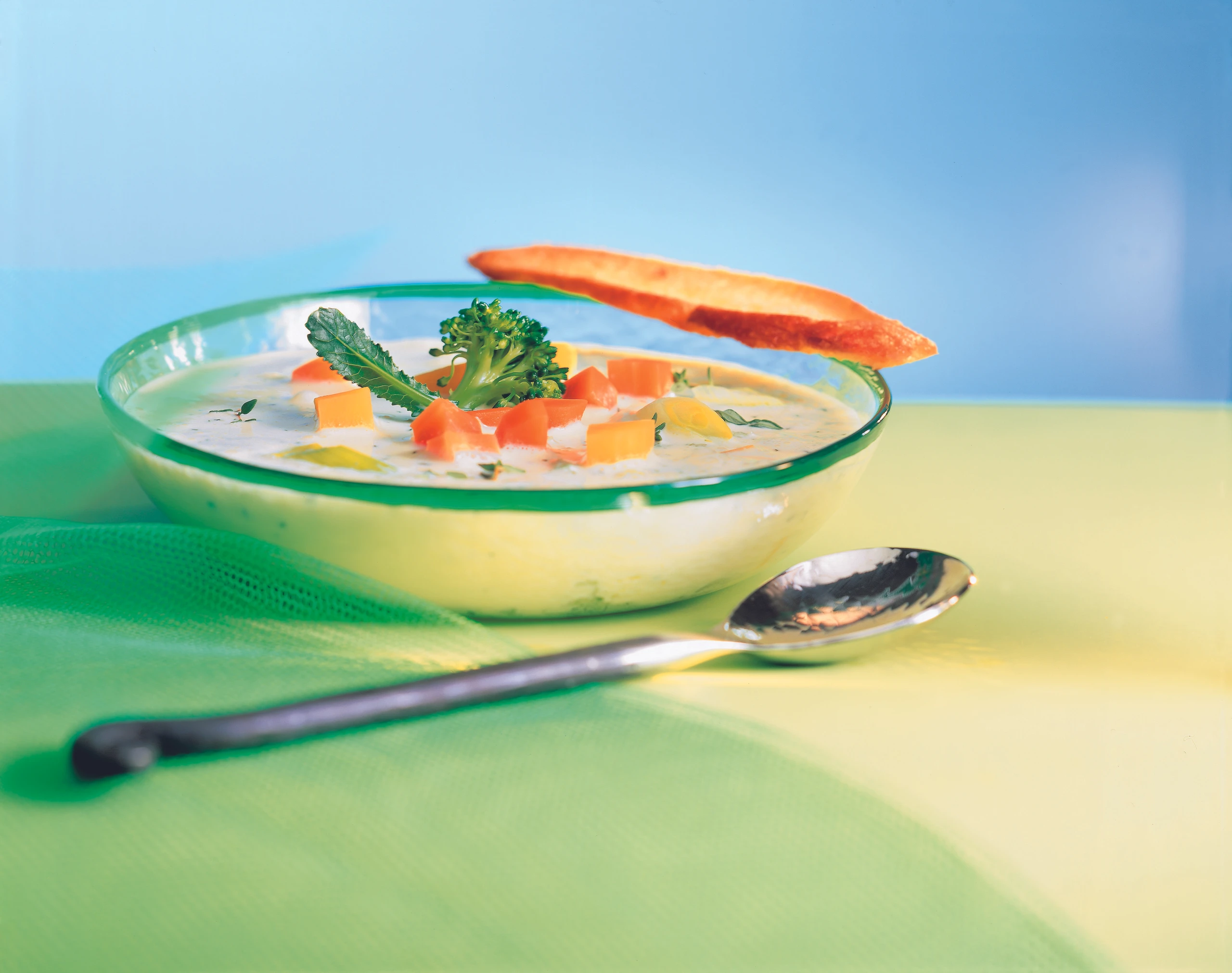 Thymian-Cremesuppe mit Gemüse und Oliven-Croûtons