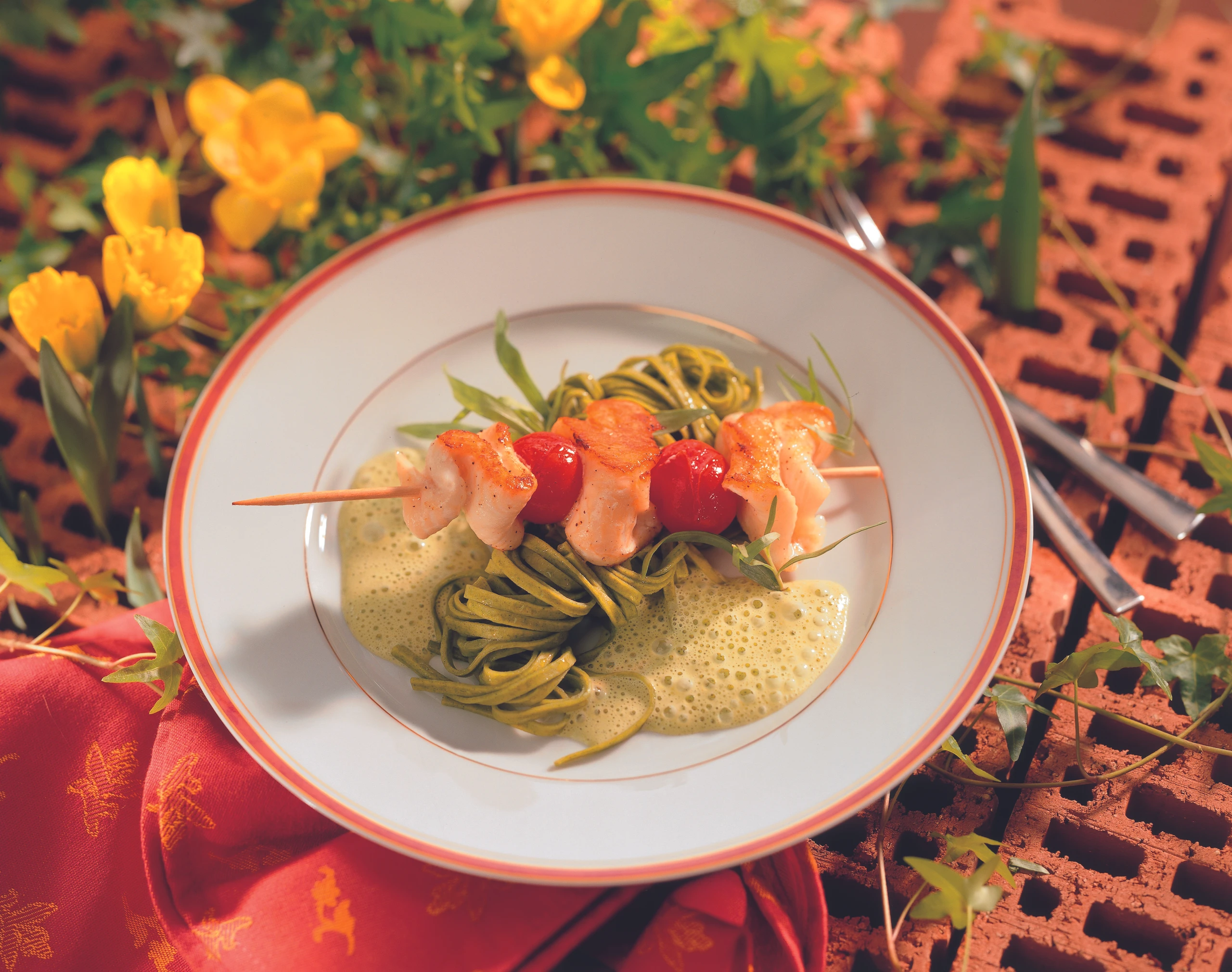 Fischspieße mit Kirschparadeisern und Estragonsauce