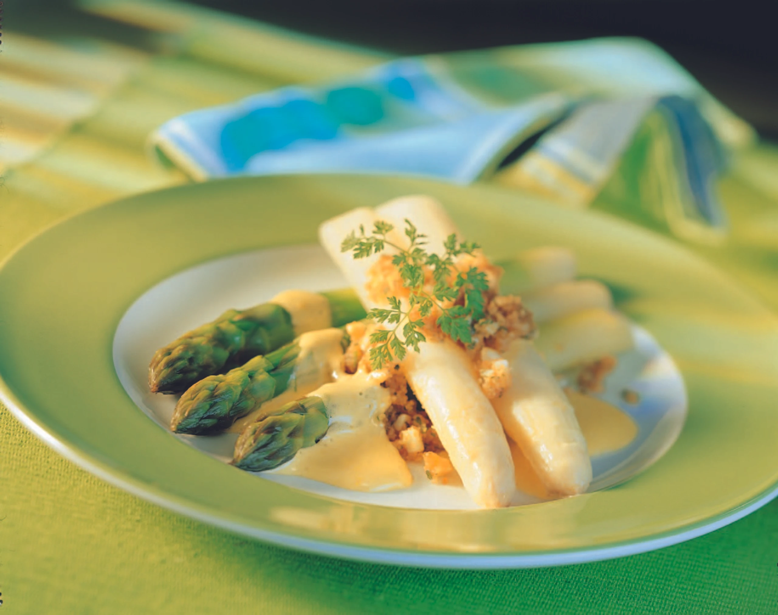 Spargel mit Pignolibröseln und Oliven-Hollandaise