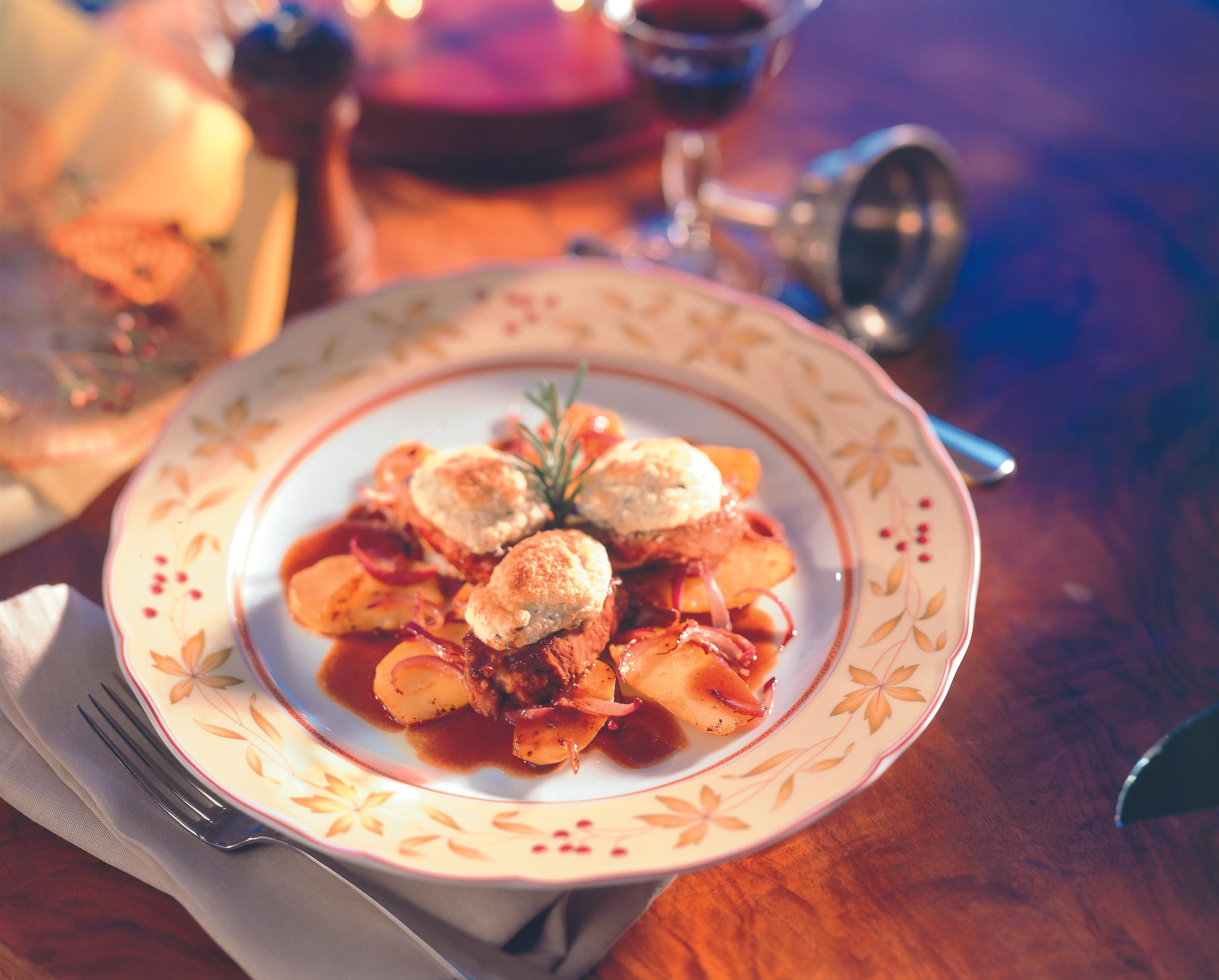 Lammmedaillons mit Kräuterhaube