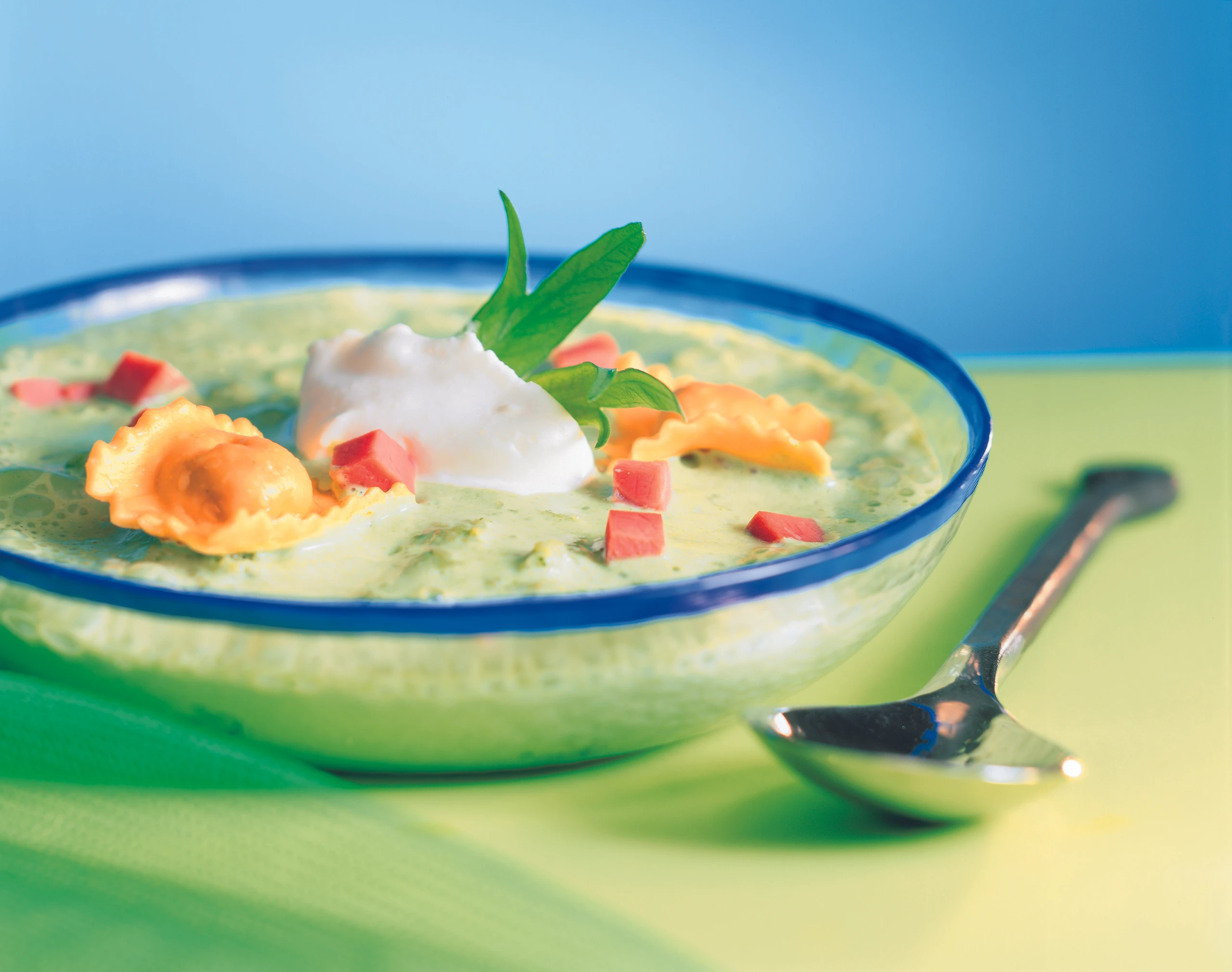 Erbsensuppe mit Selchfleisch-Ravioli