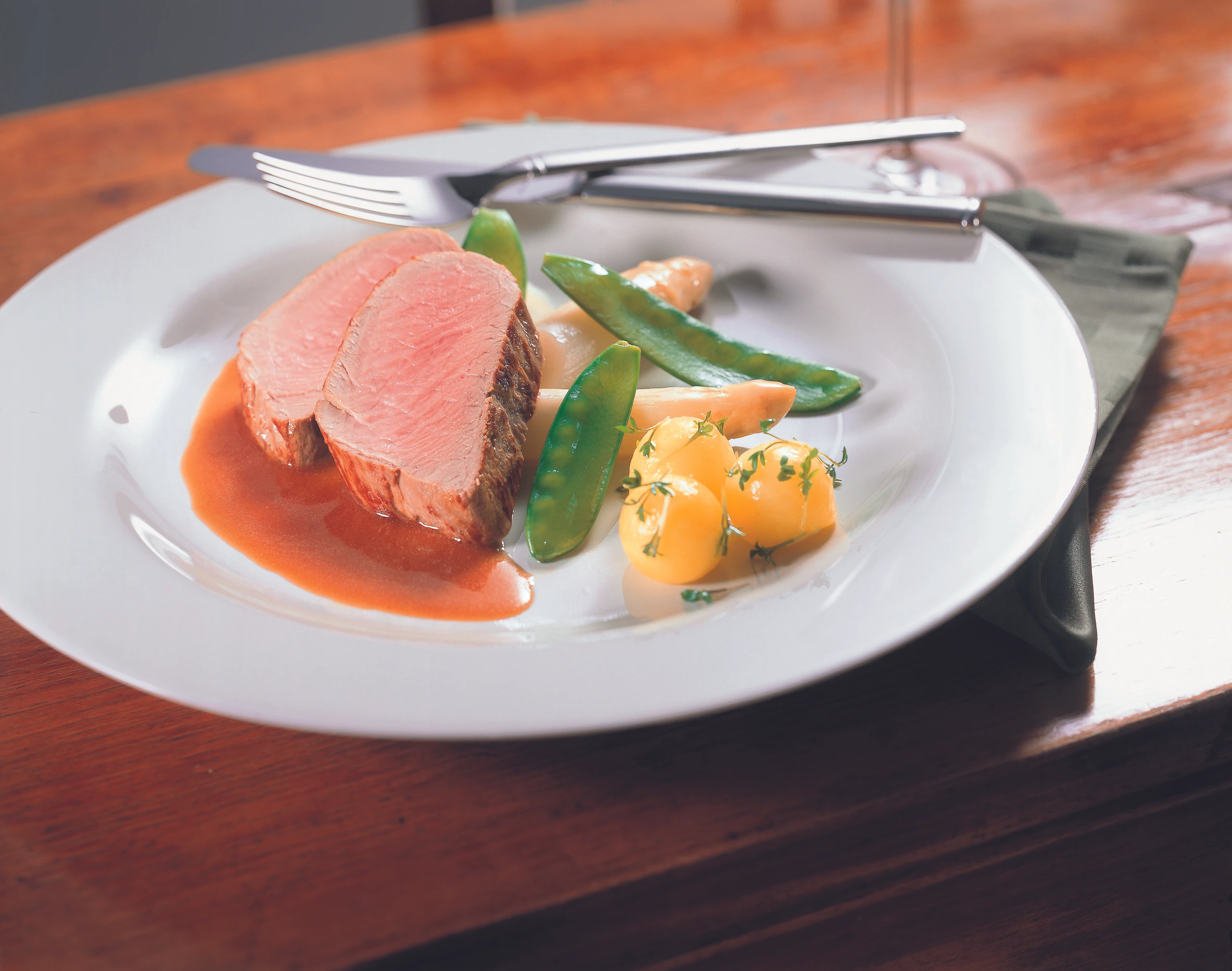 Schweinsfilet mit Spargel und Senfsauce