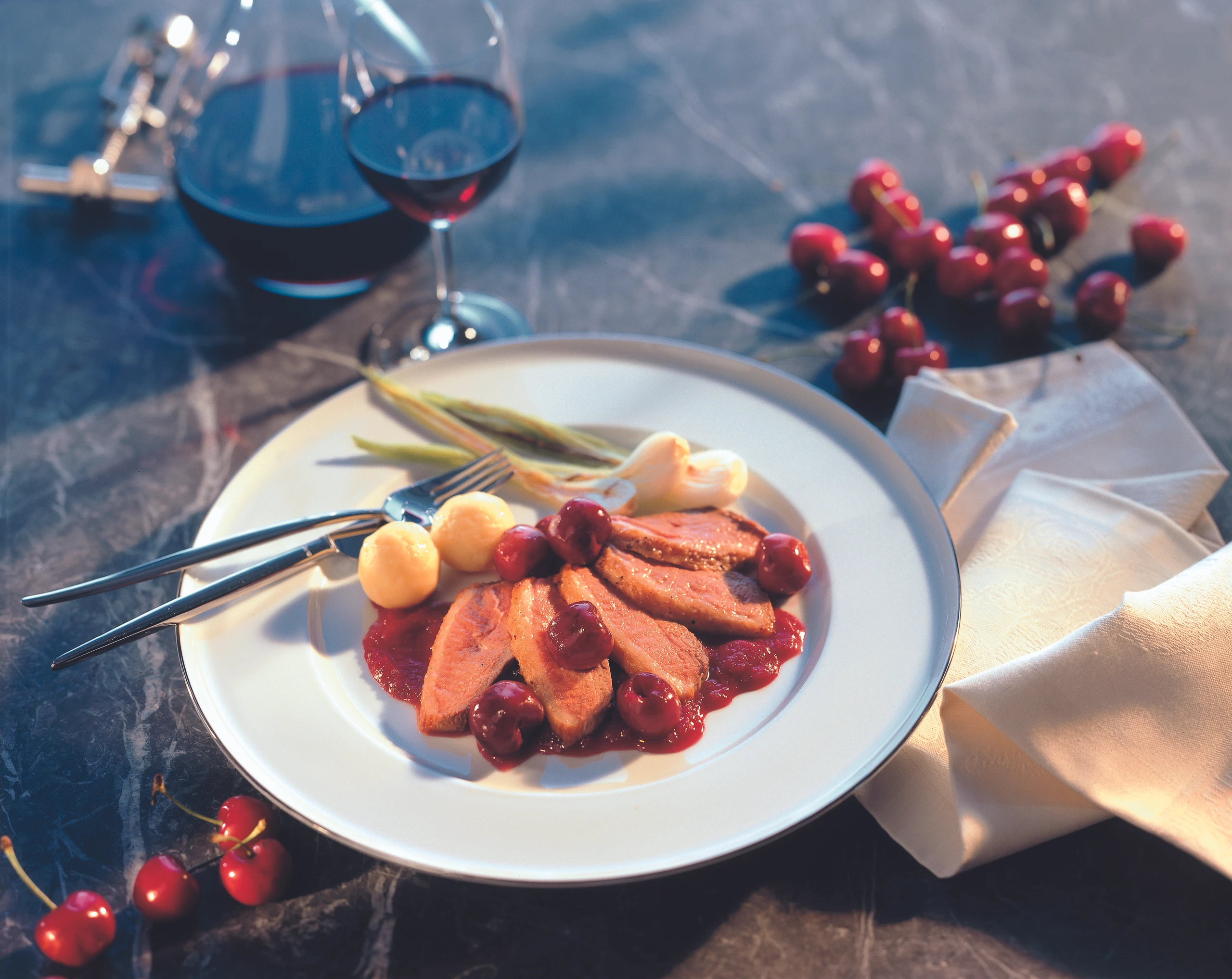 Gebratene Entenbrust mit Kirschensauce und Erdäpfelknödeln