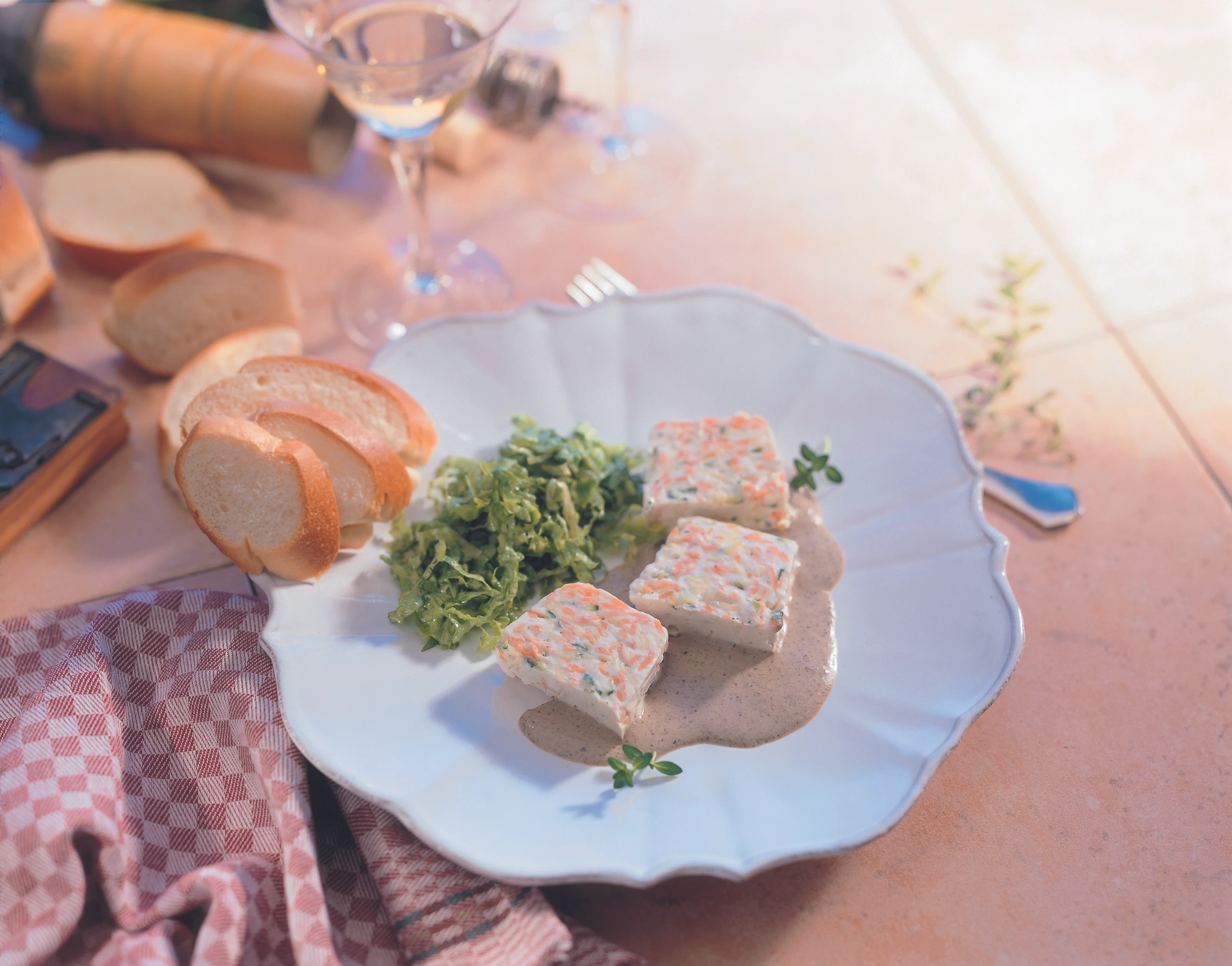 Buttermilch-Gemüse-Terrine mit Olivensauce