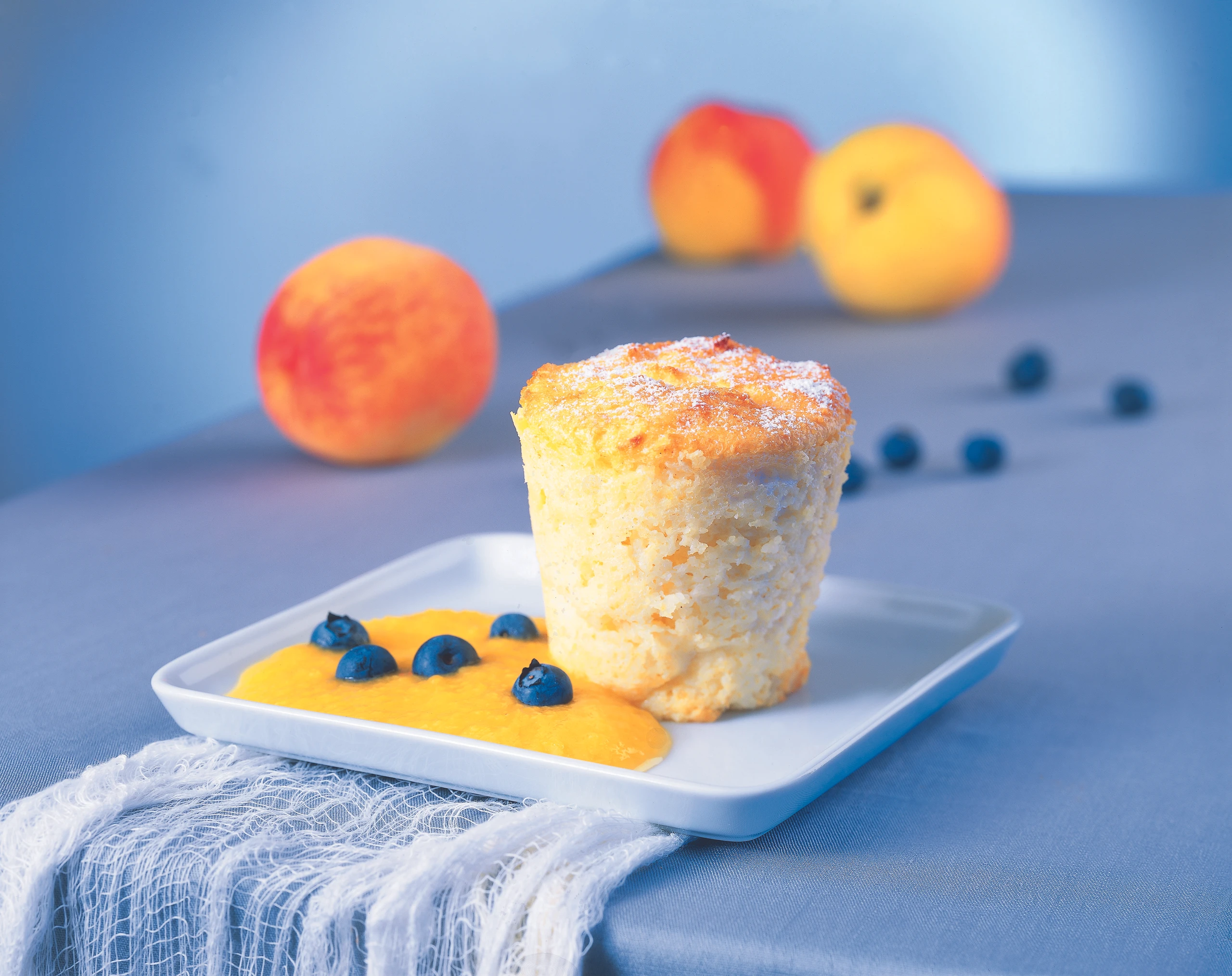 Joghurt-Grieß-Auflauf mit Pfirsichsauce