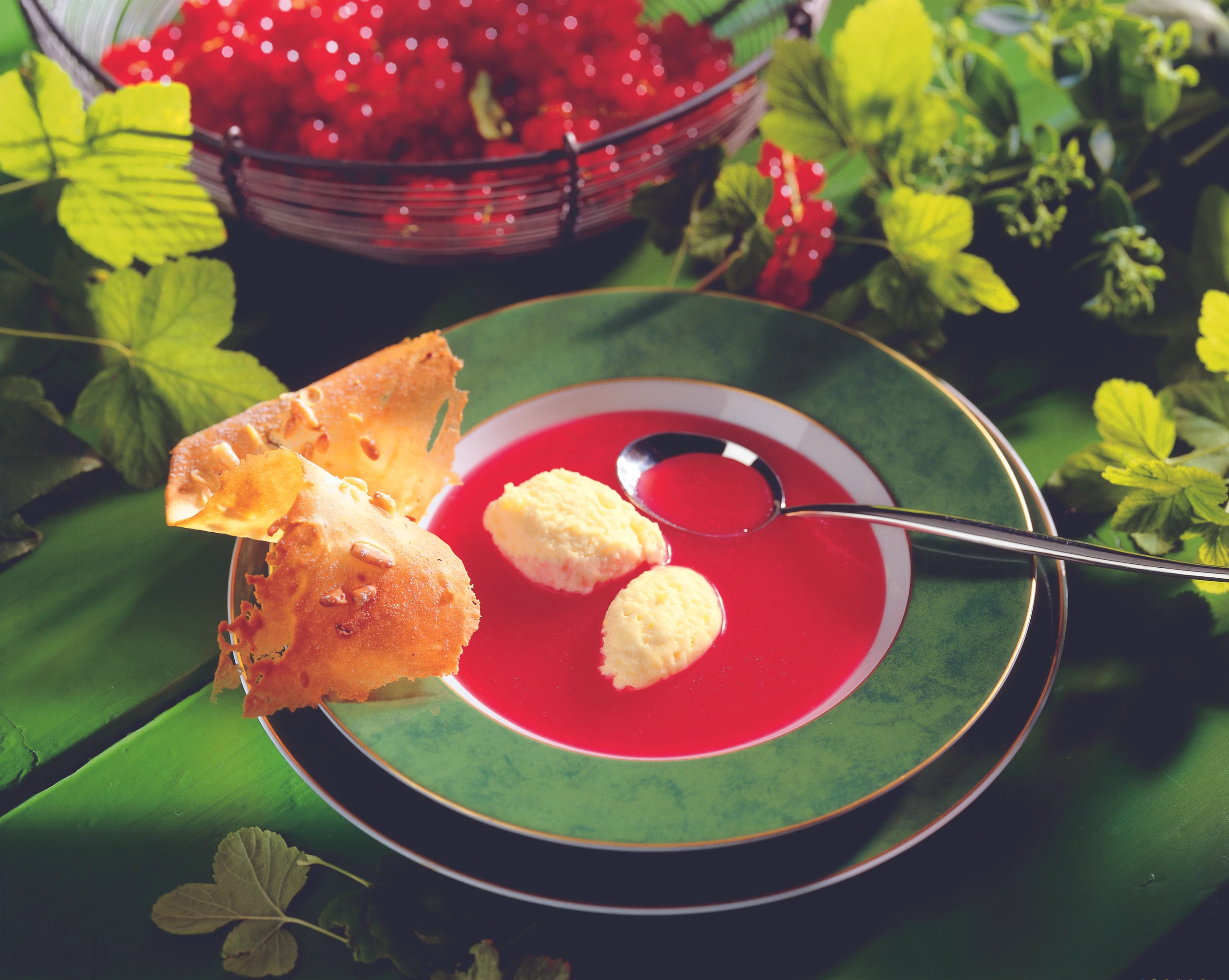 Kalte Ribiselsuppe mit Mascarpone-Nockerln