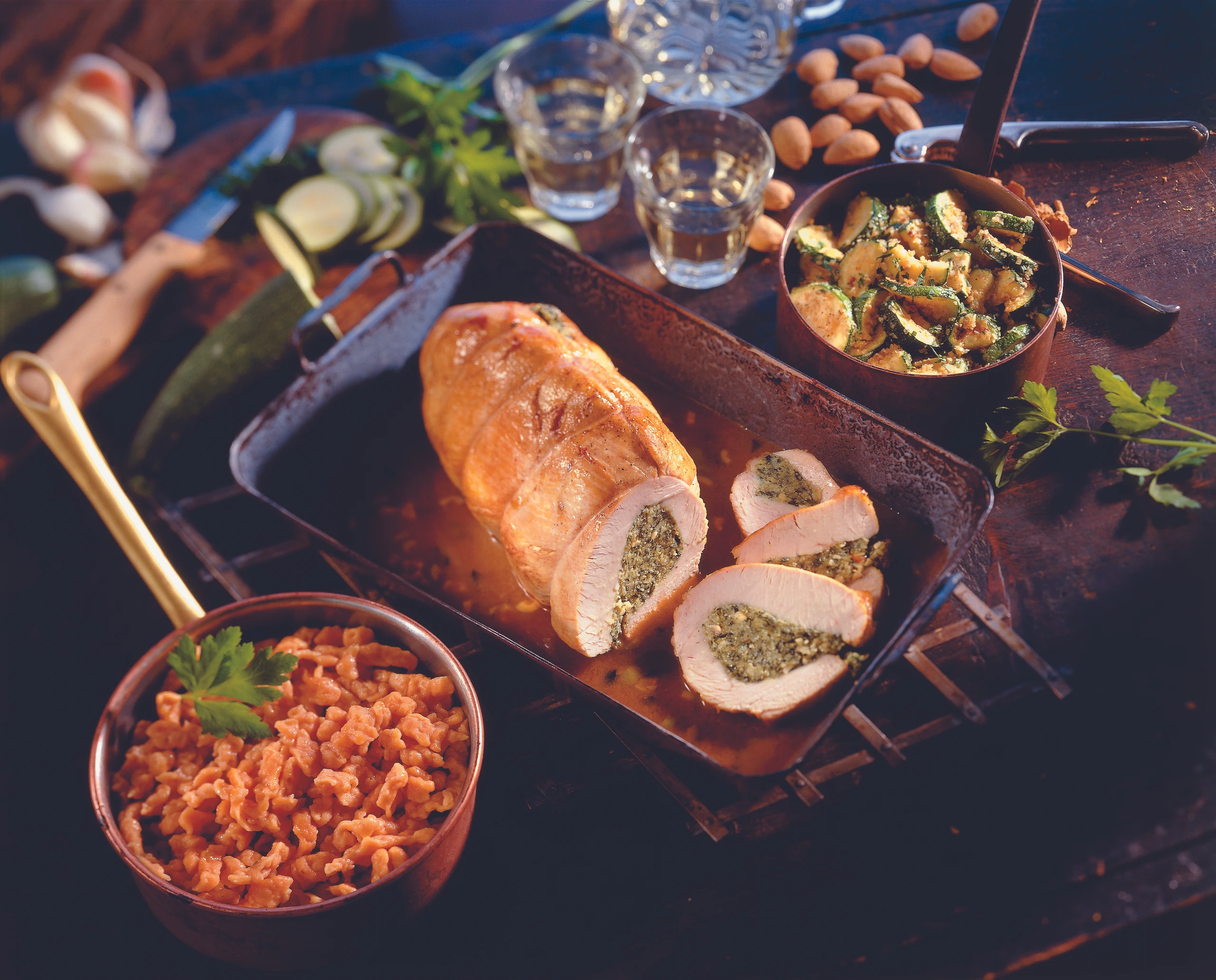 Putenbrust mit Spinatfülle und Paradeisernockerln