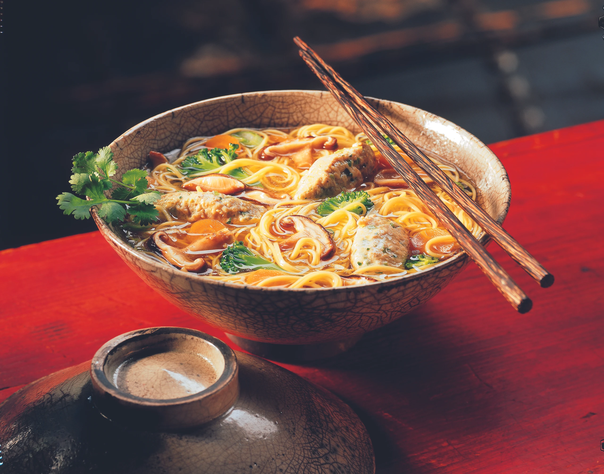 Chinesischer Nudeltopf mit Hühnernockerln