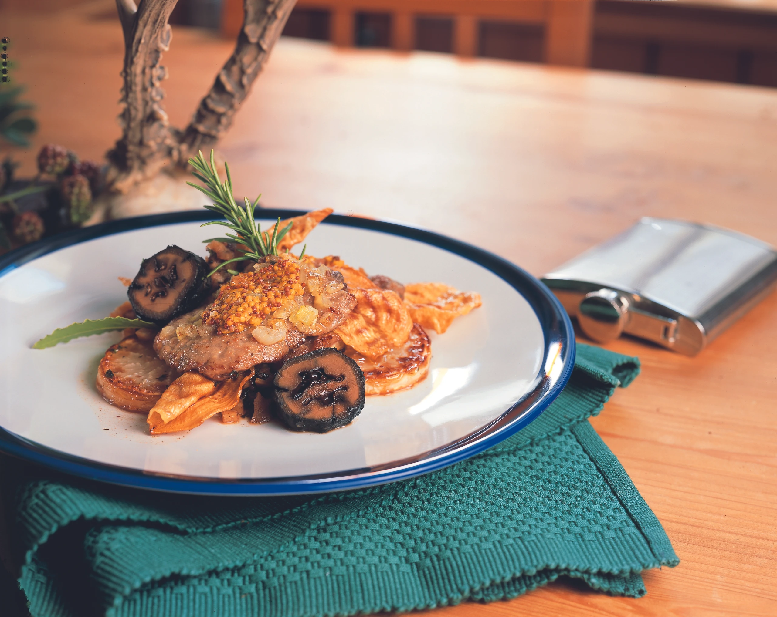 Wildschweinschnitzel mit Zuckerrüben und Rettich