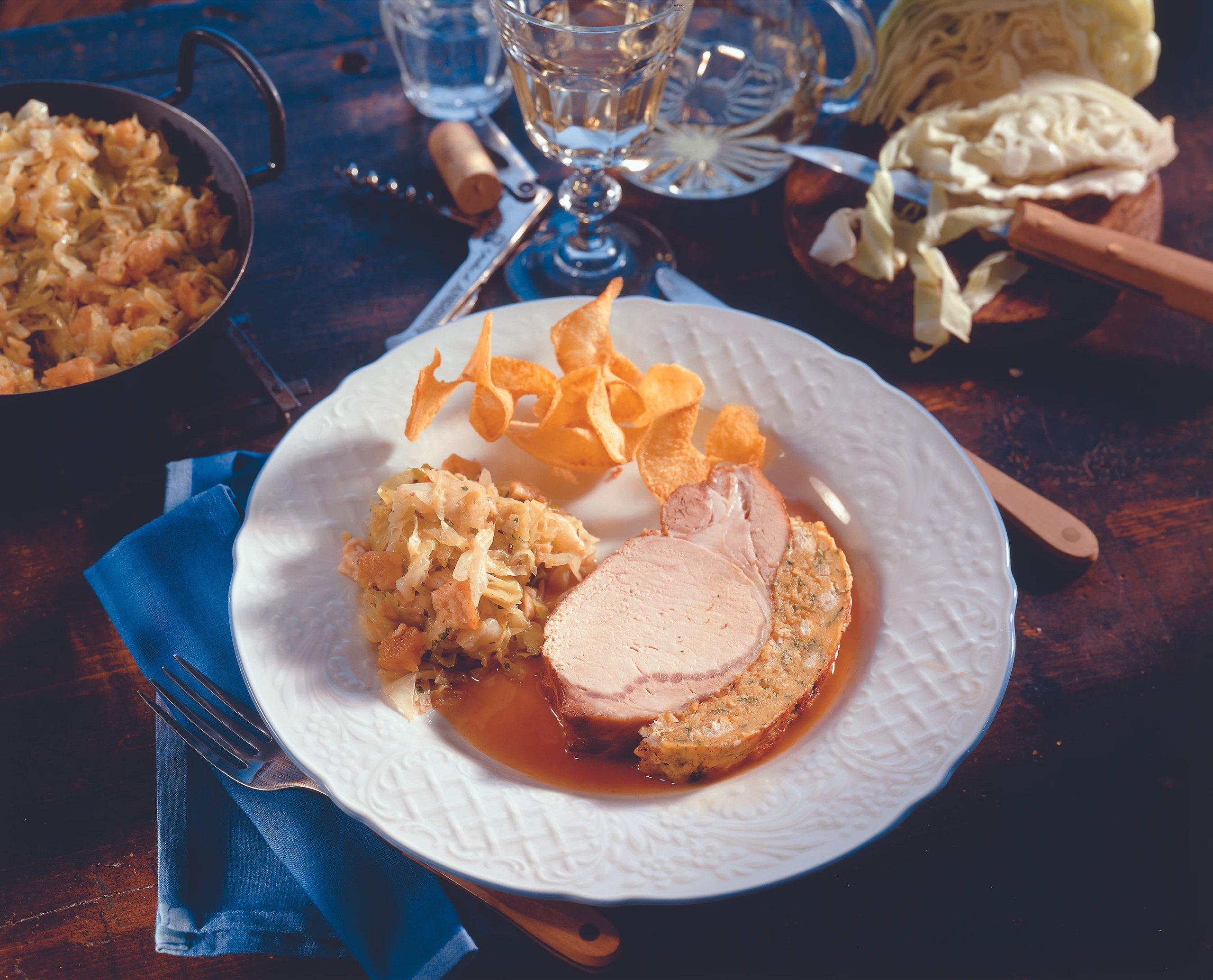 Schweinskarree mit Brotkruste, Erdäpfelspiralen und Grammelkraut