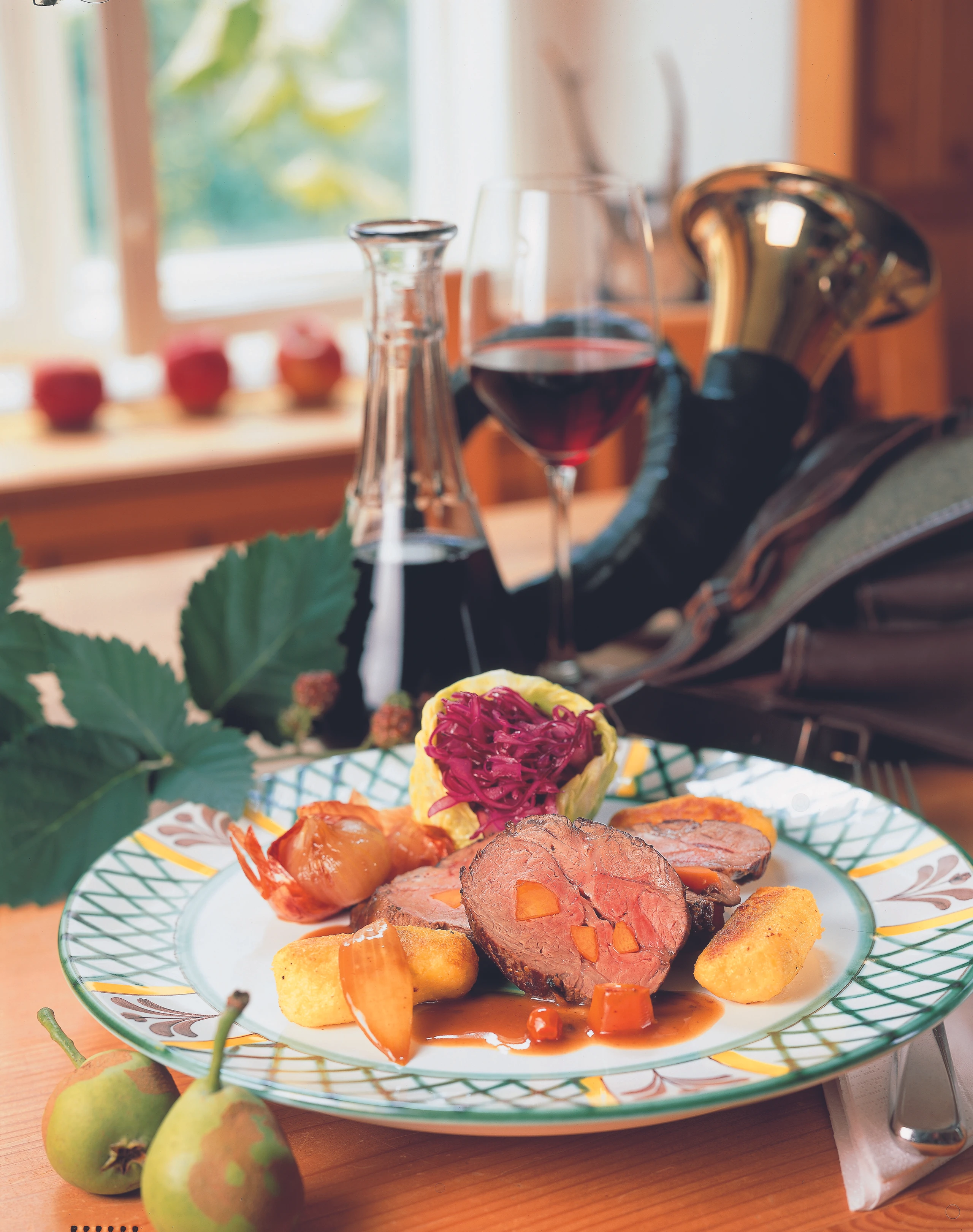 Wildschwein-Schopfbraten mit Erdäpfelnockerln und Rotkrautsalat