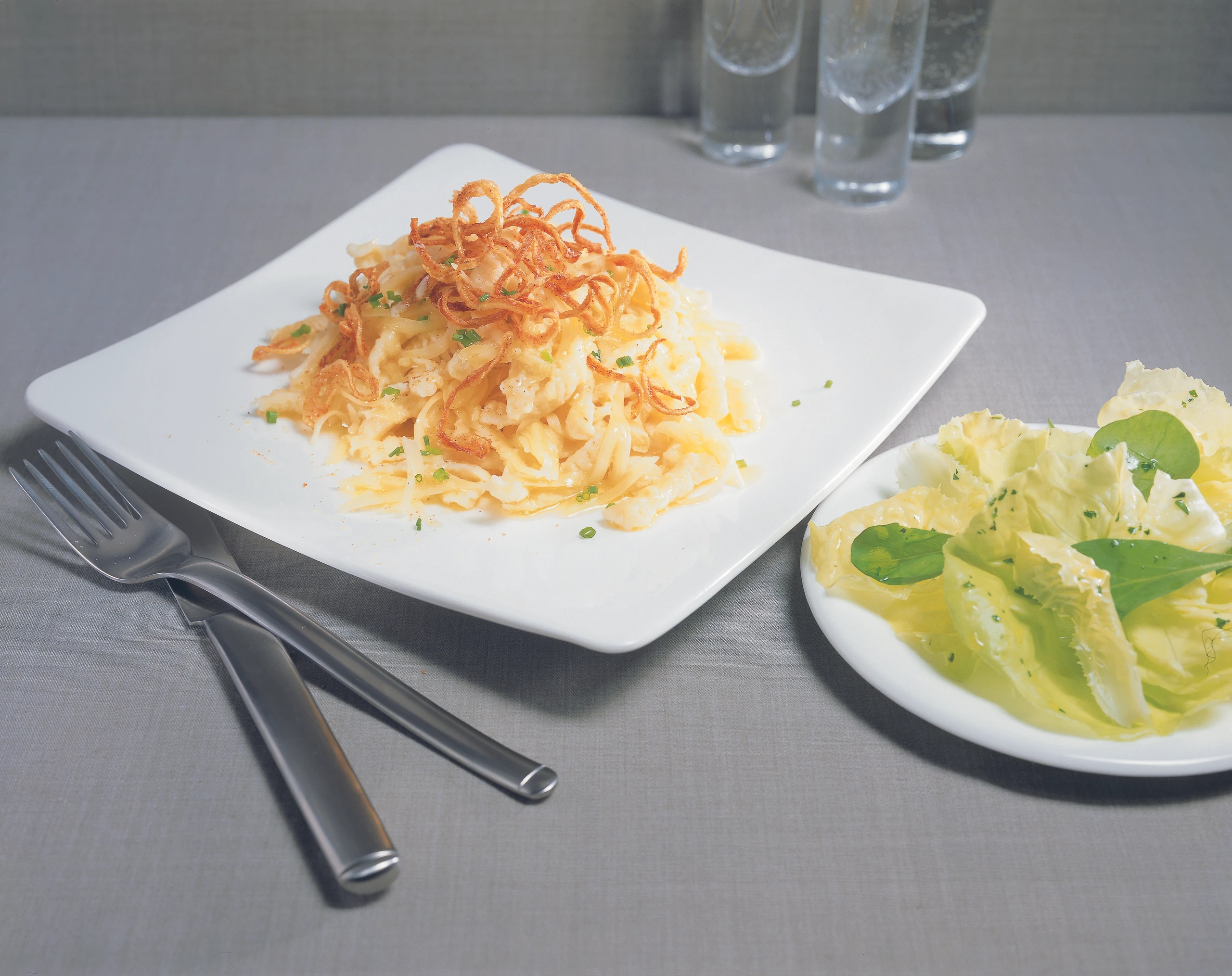 Käsespätzle mit Röstzwiebel und Salat