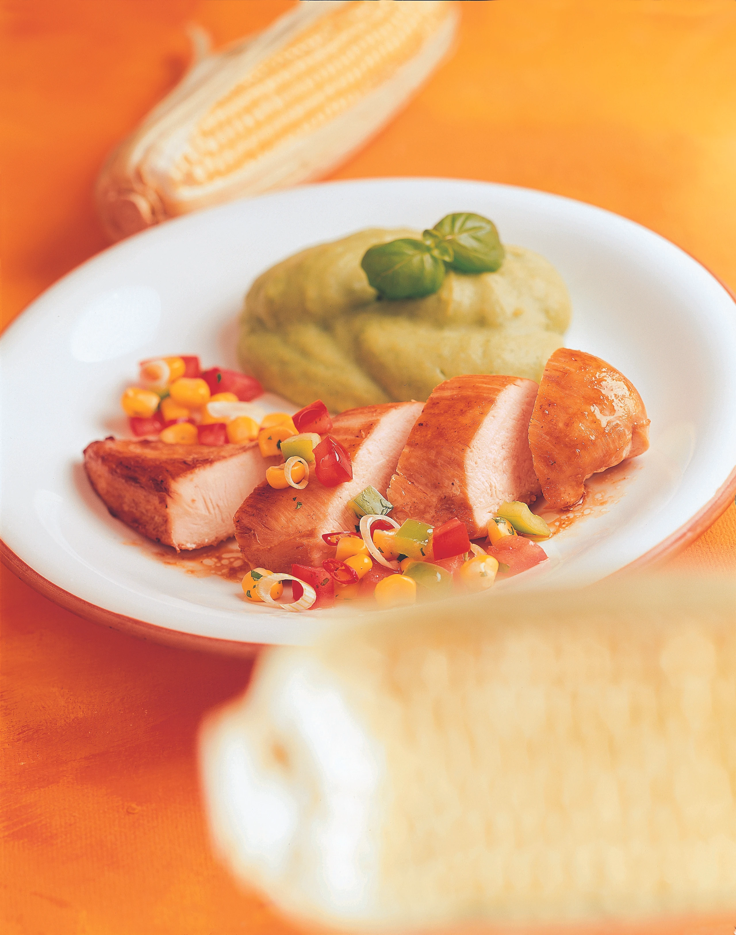 Marinierte, gebratene Hühnerfilets mit Mais-Salsa