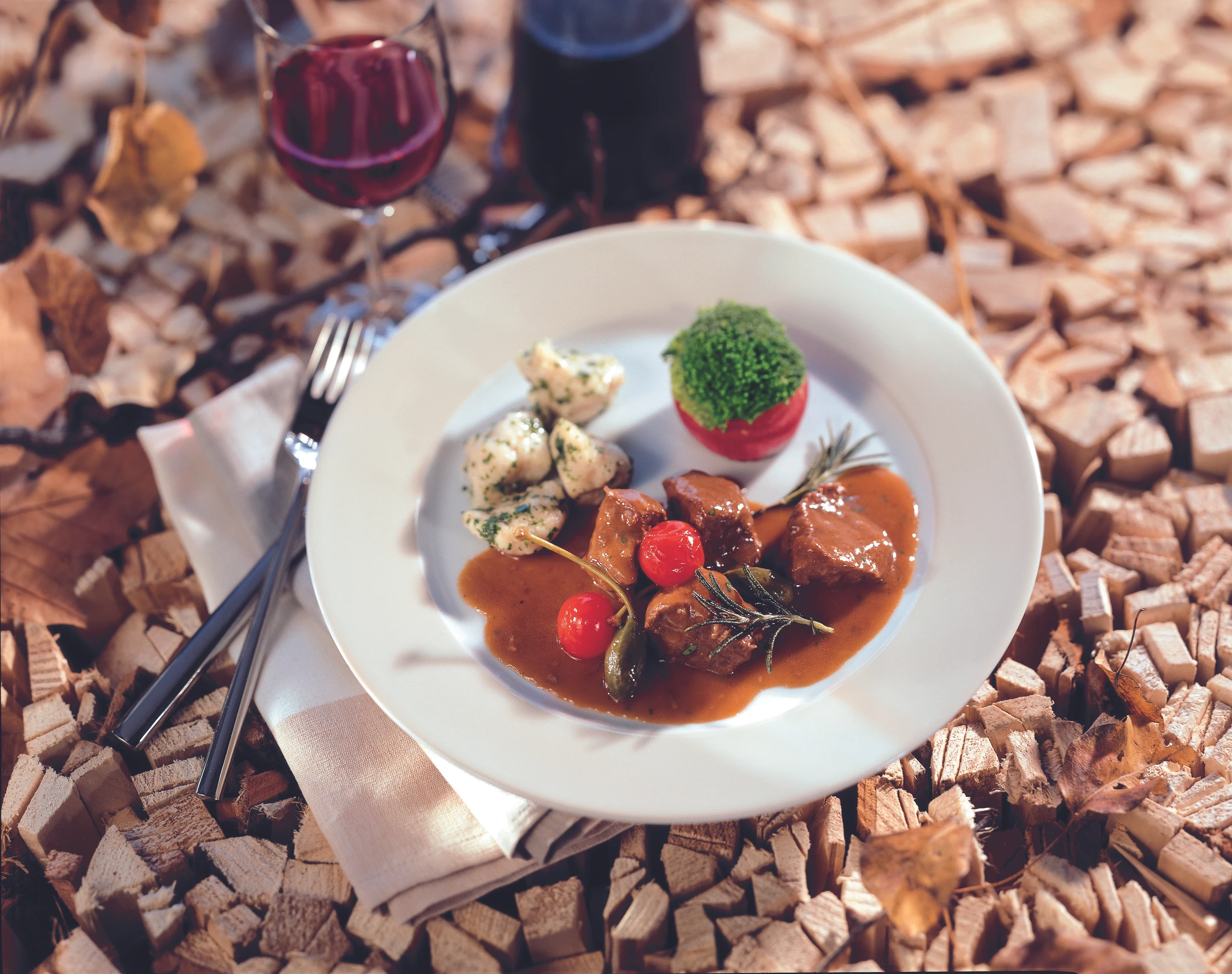Rindsragout mit Kirschparadeisern und Kräuter-Zupfnudeln