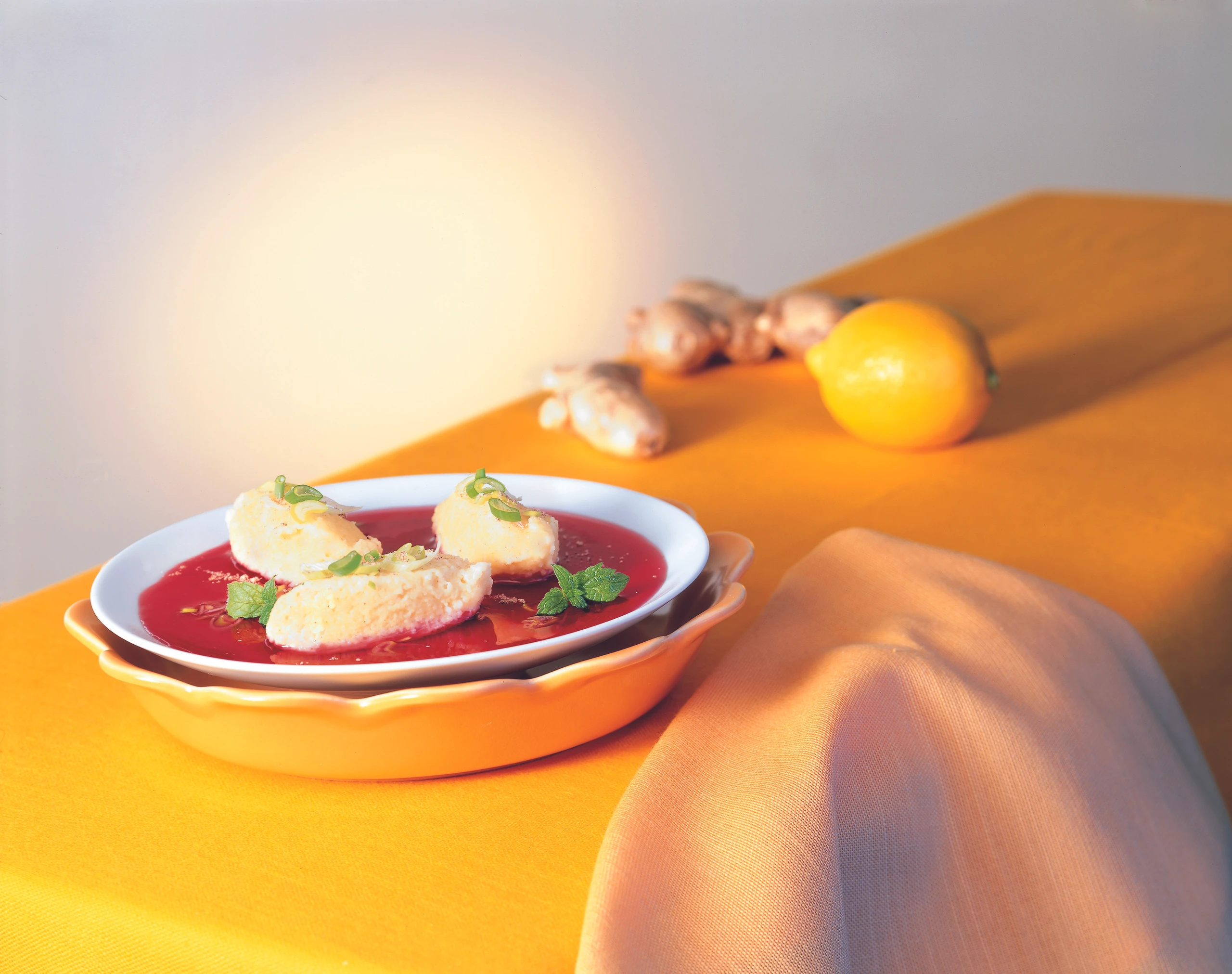 Klare Rote-Rüben-Suppe mit Käsenockerln