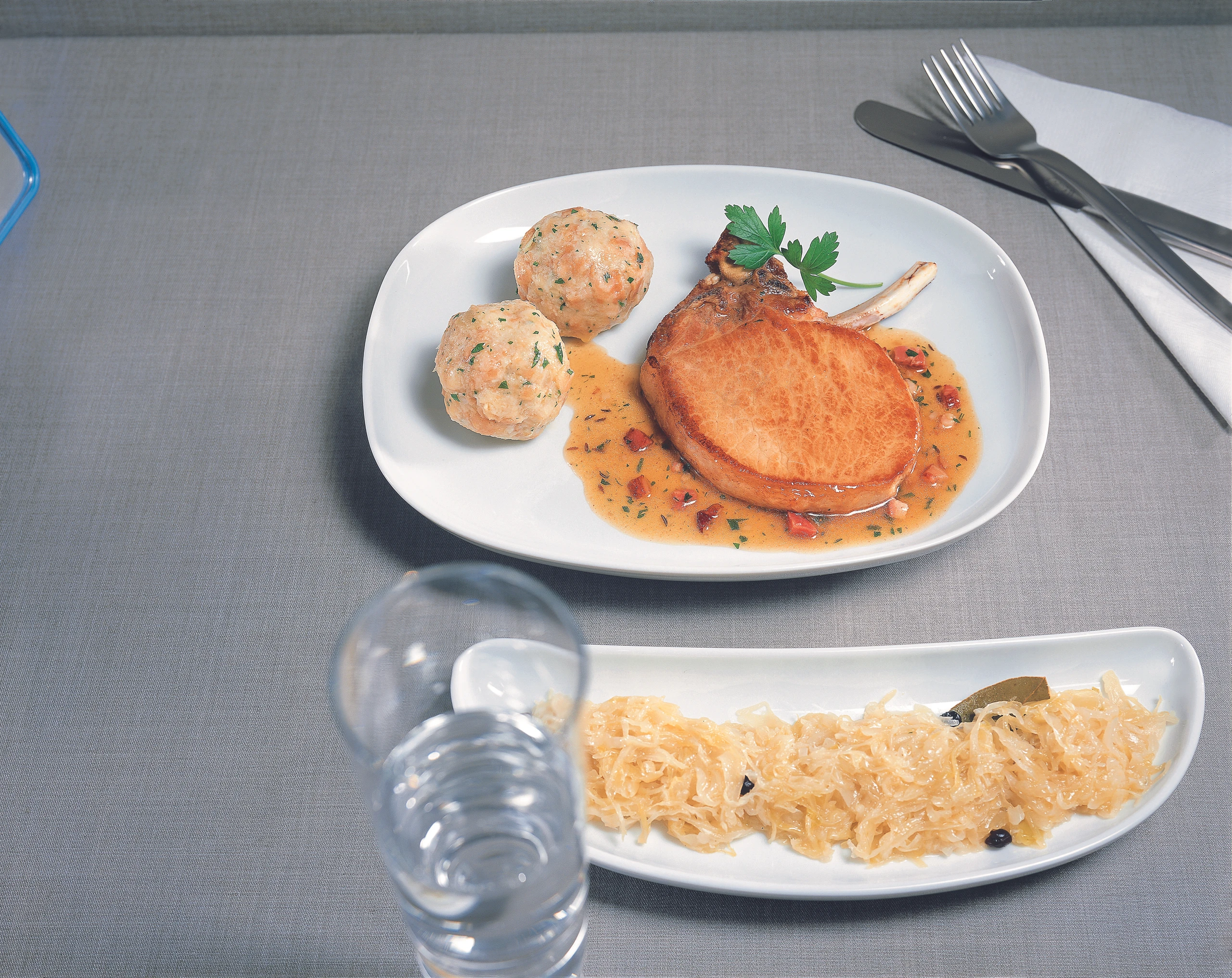 Schweinskotelett mit Sauerkraut und Semmelknödeln