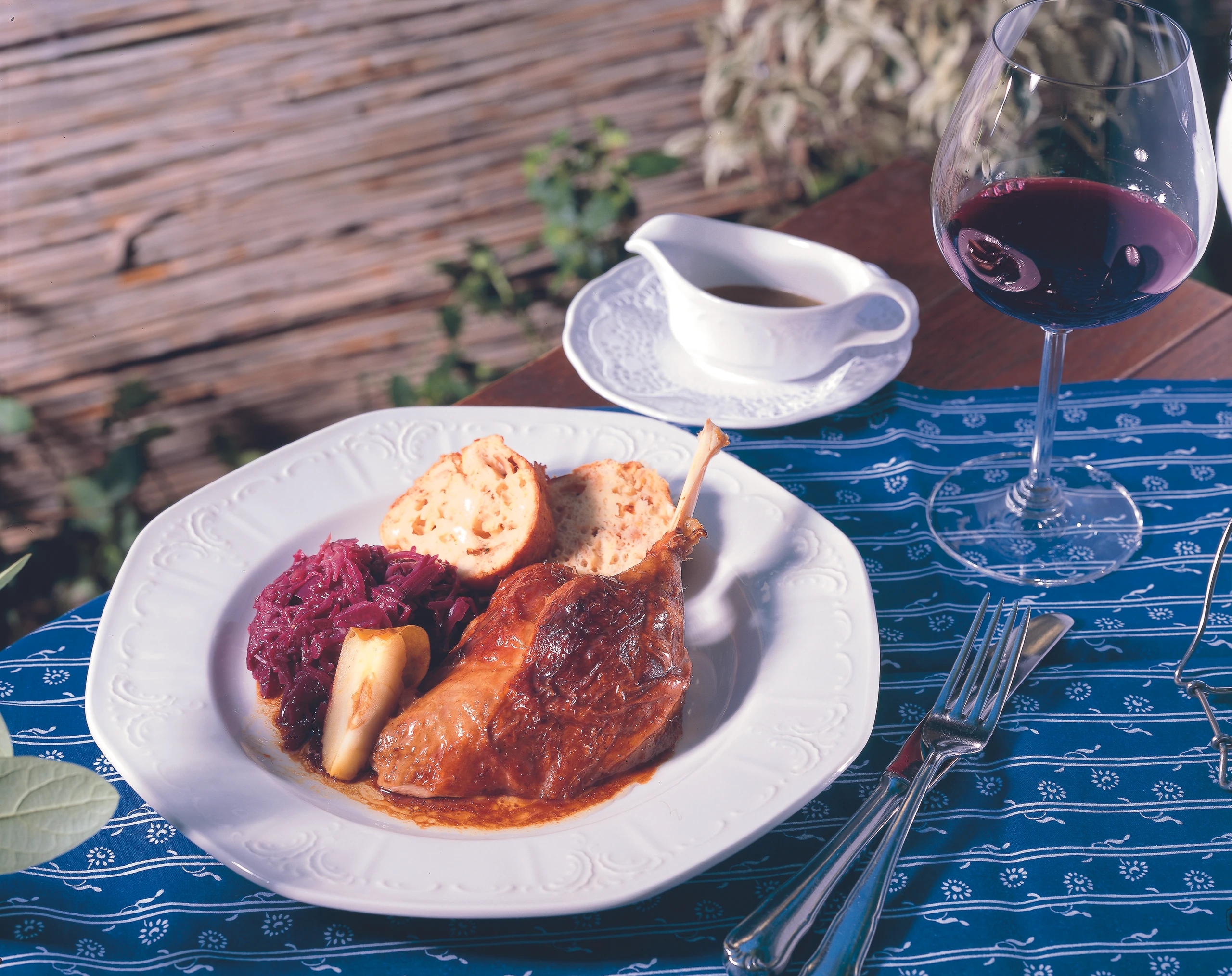Gebratenes Gansl mit gebackener Semmelterrine
