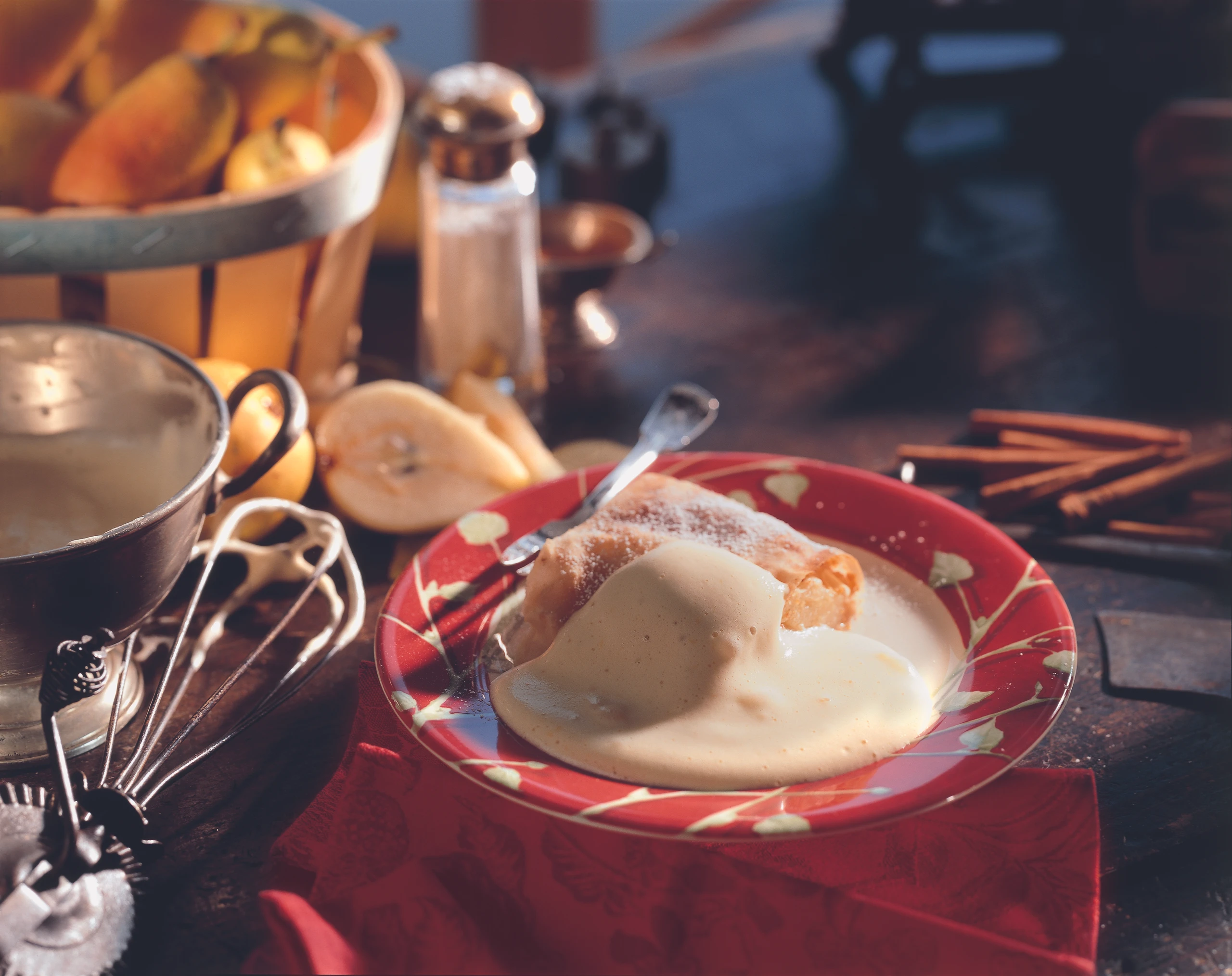 Birnenstrudel mit Weinschaum