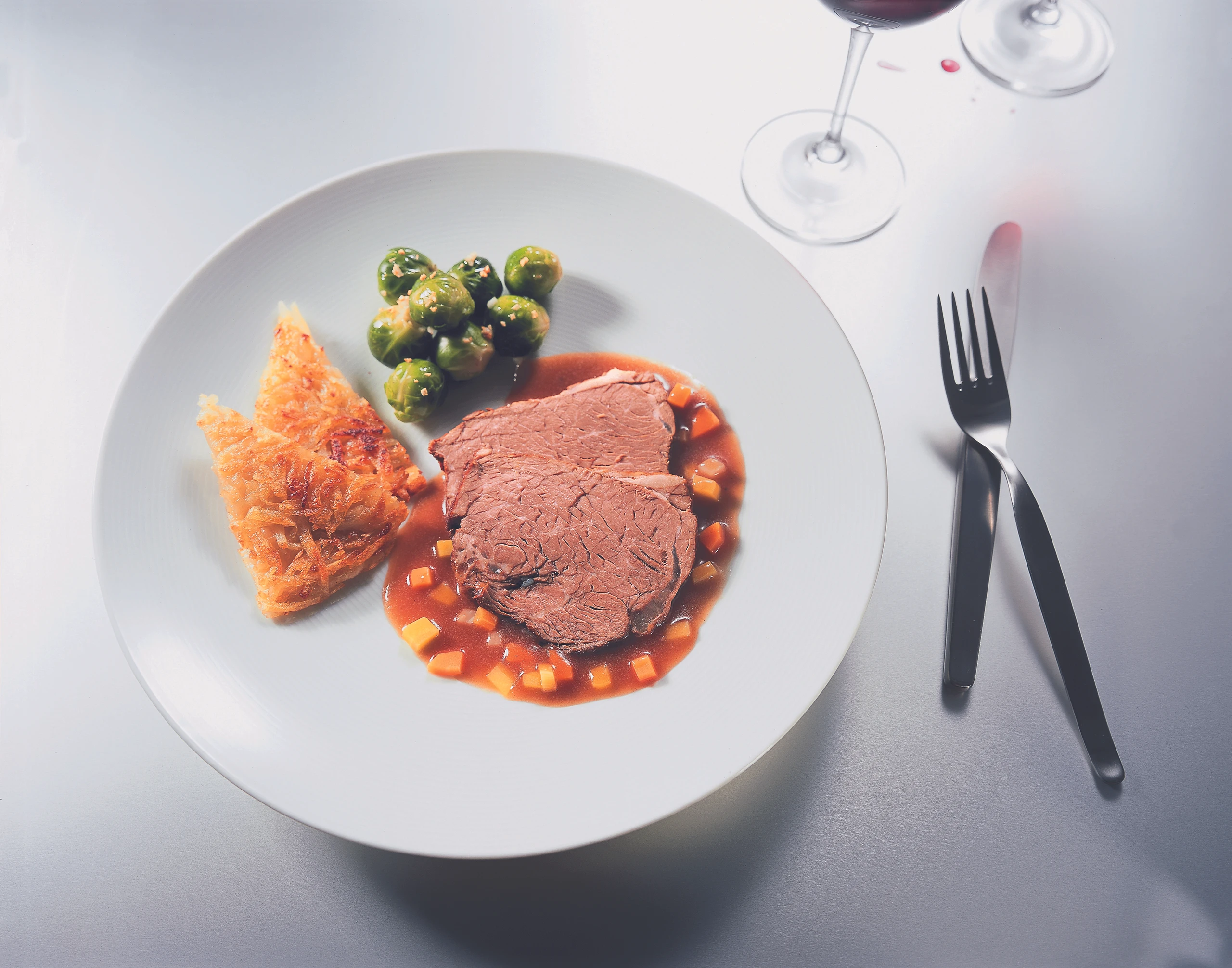 Geschmorter Rindsbraten mit Erdäpfel-Rösti und Kohlsprossen