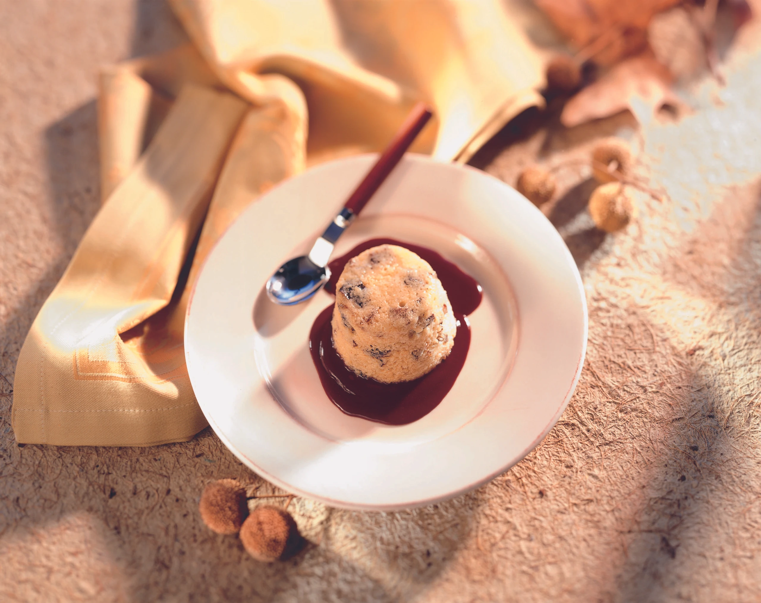 Grießauflauf mit Dörrzwetschken und Schokoladesauce