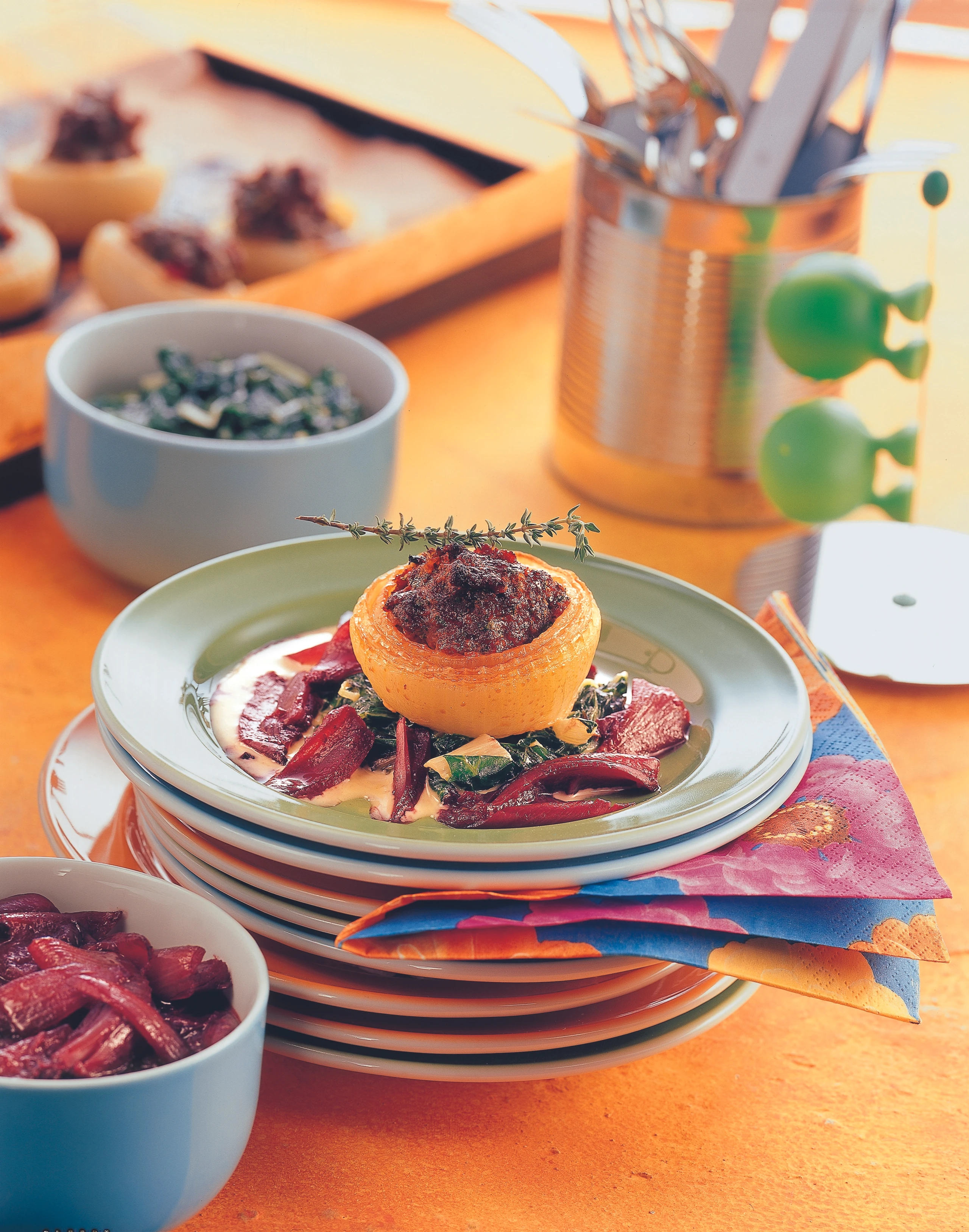 Mit Faschiertem gefüllte Zwiebeln auf Blattspinat