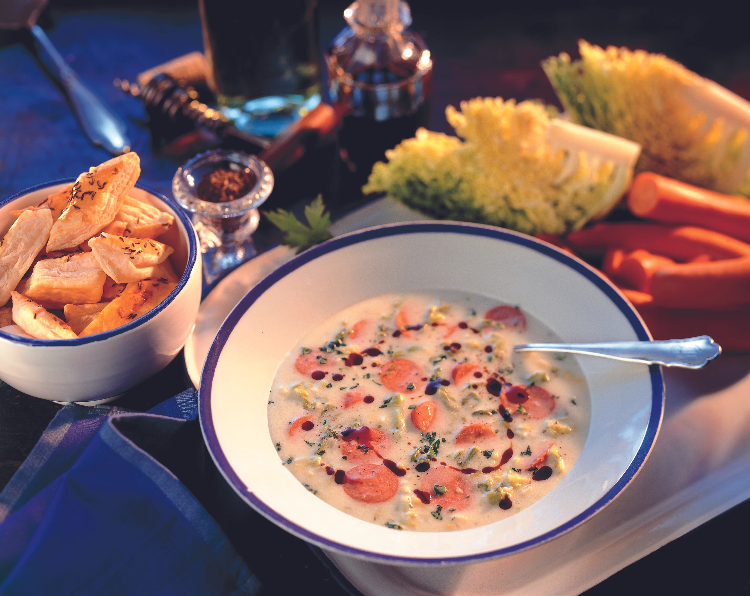 Kohlsuppe mit Debreziner und Kernöl