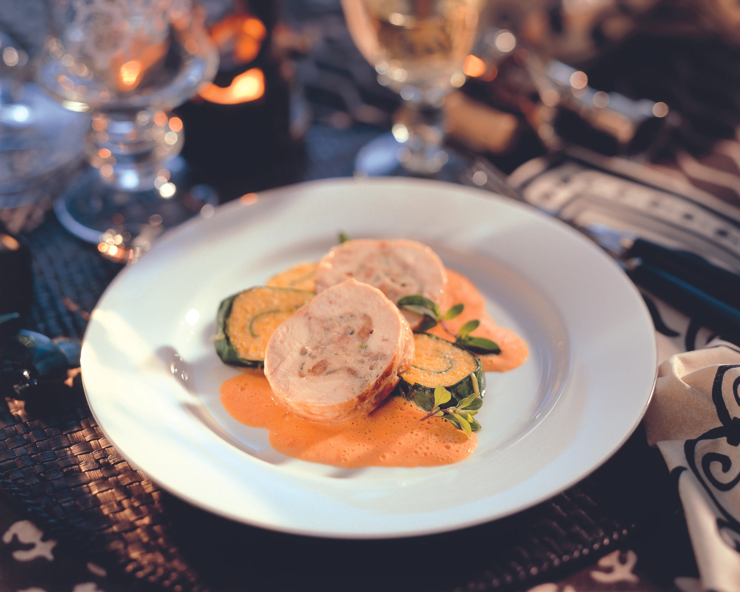 Hühnerbrust mit Schwammerlfülle auf Paprikaschaum