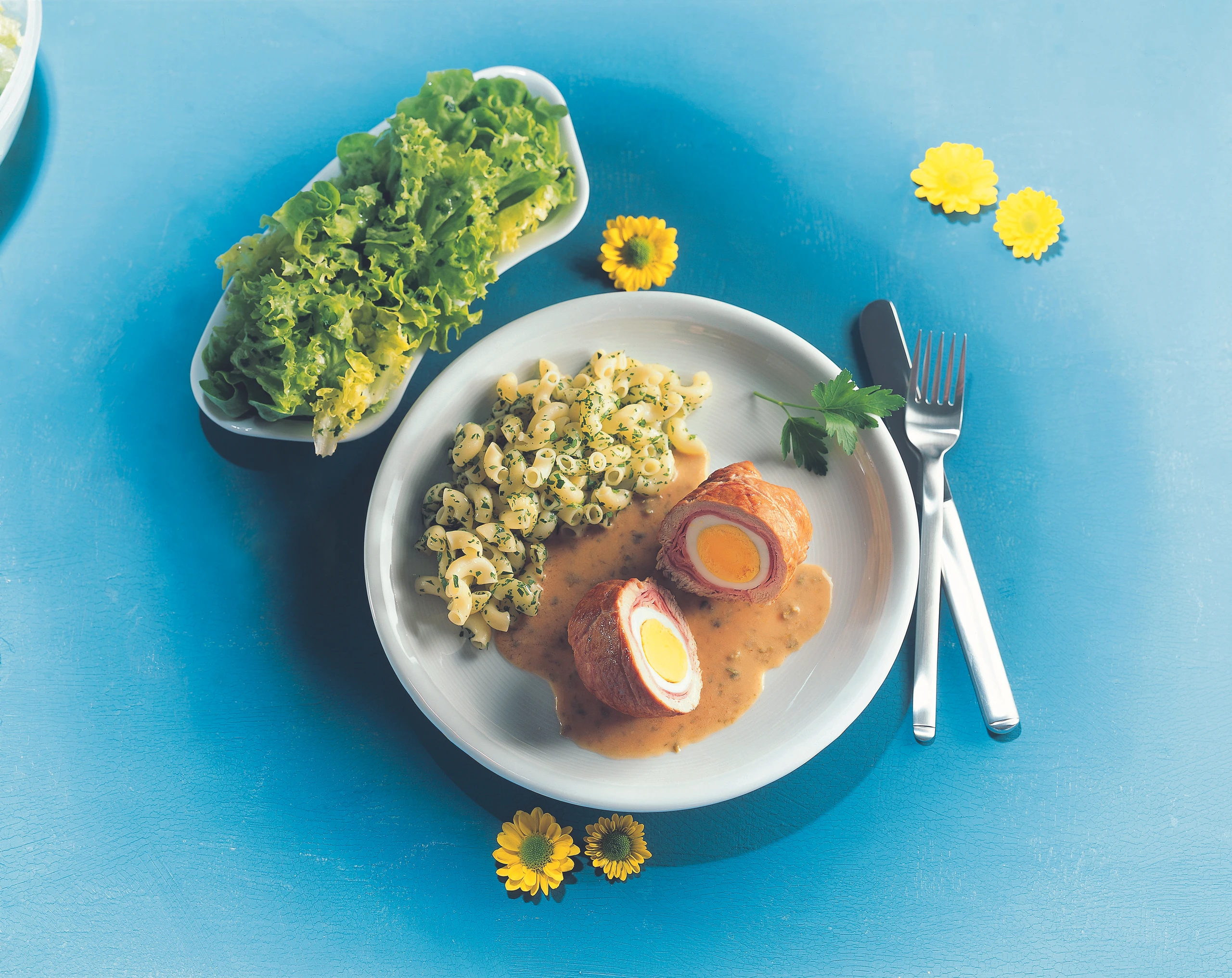 Schwalbennester mit Kapernsauce und Kräuter-Hörnchen