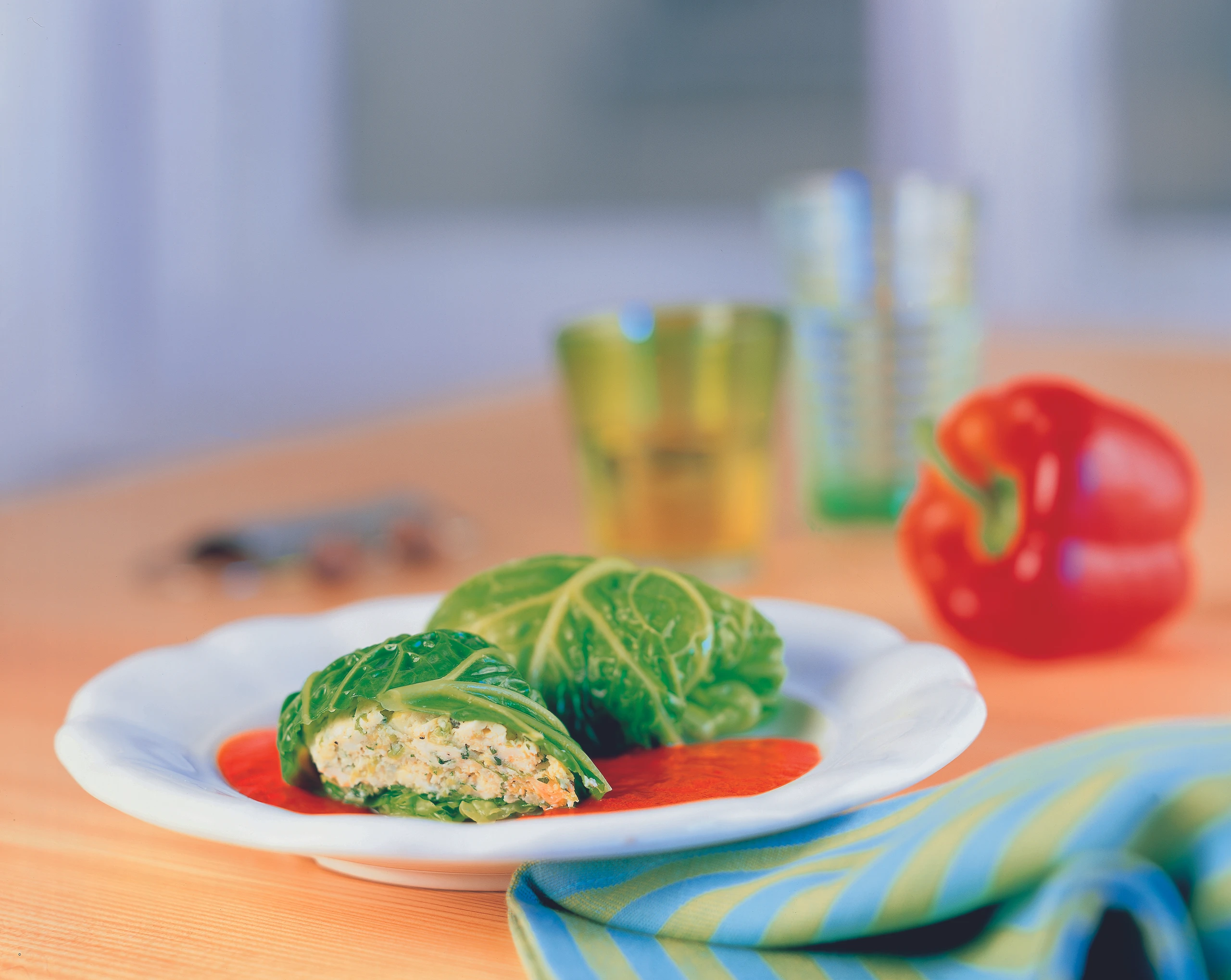 Kohlrouladen mit Hühnerfleischfülle und Paprika-Sauce
