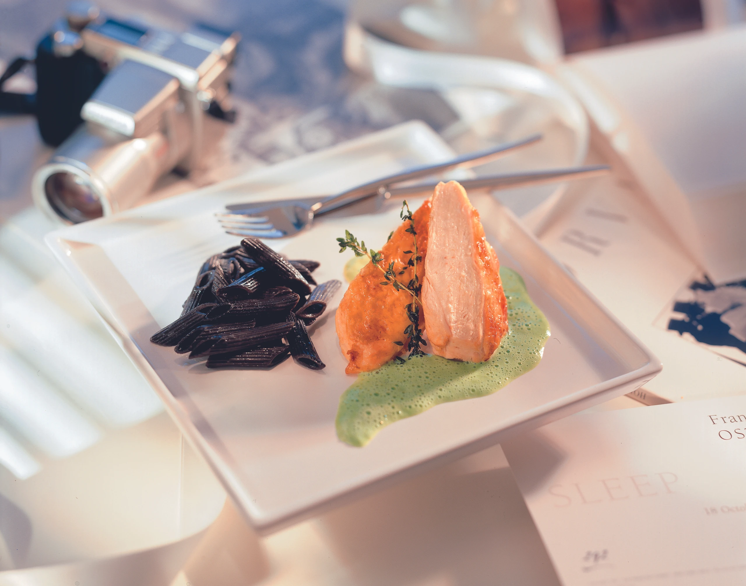 Hühnerfilets mit schwarzen Nudeln und Erbsensauce