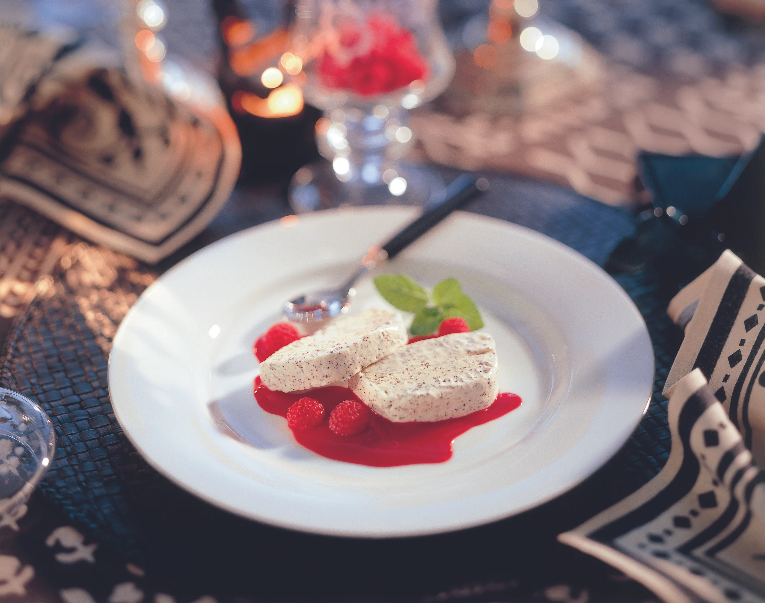 Mohnparfait mit Himbeersauce