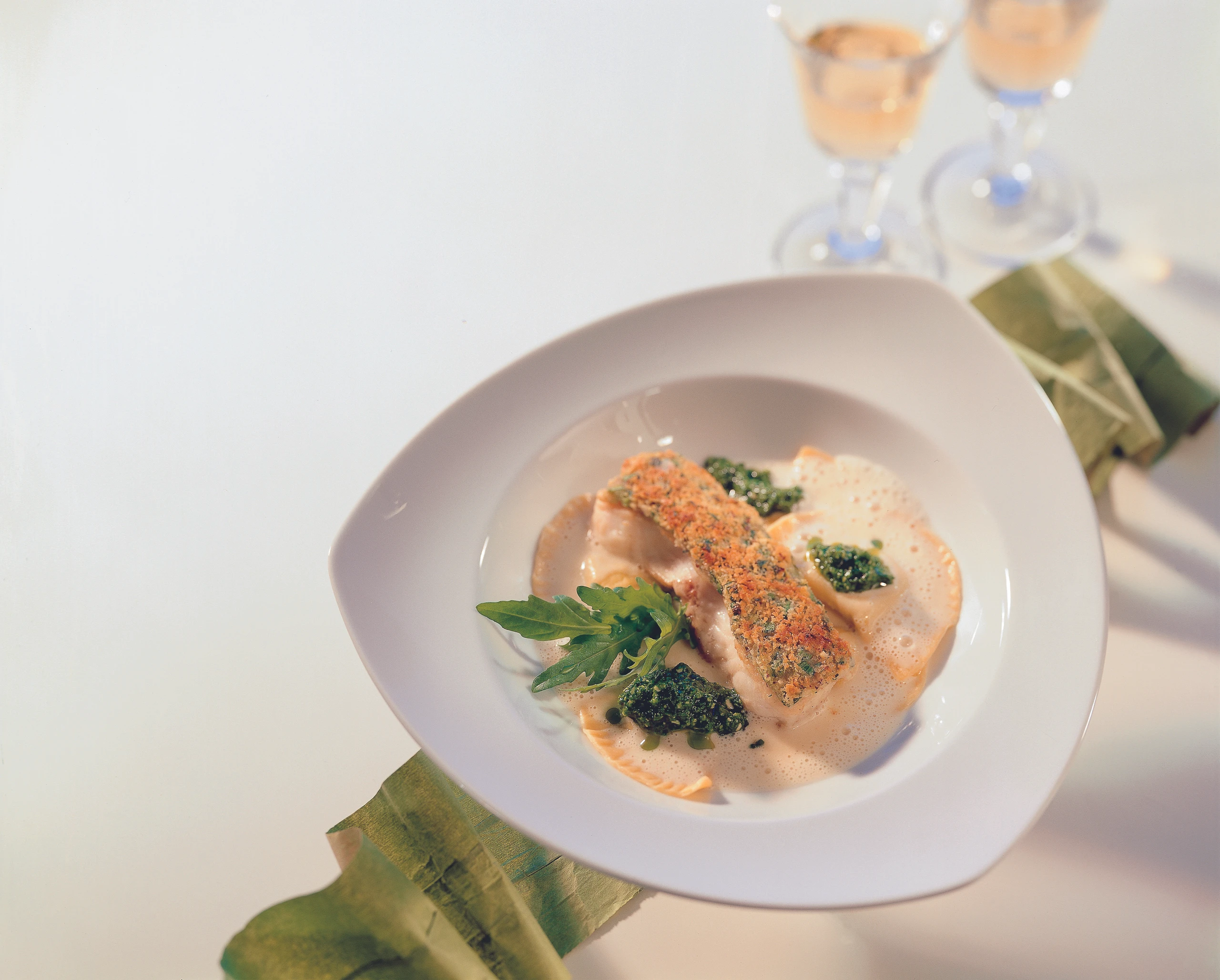 Wels mit Haselnusskruste auf Erdäpfeltascherln und Erdäpfelcreme