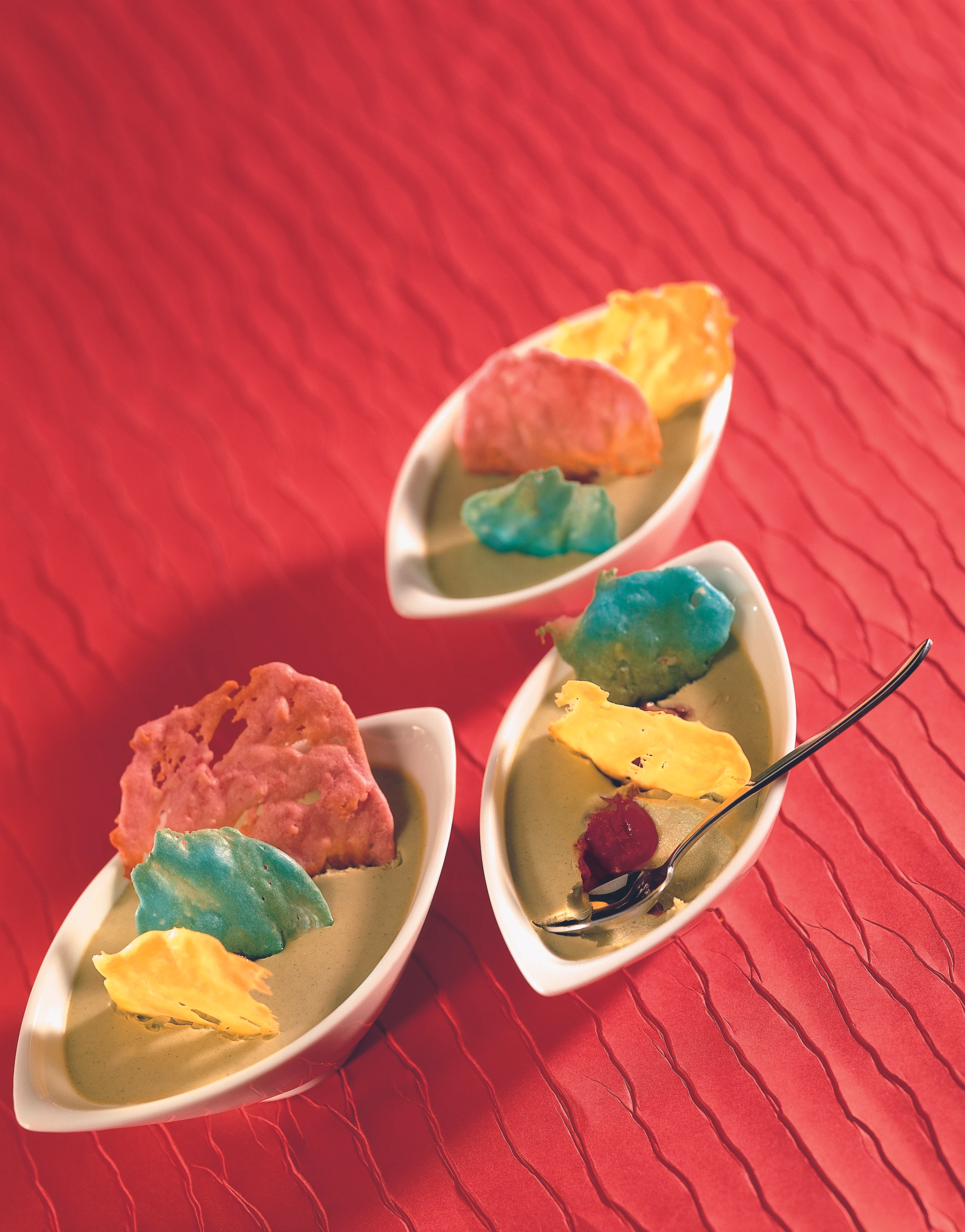 Grüntee-Panna-Cotta mit bunten Milchhippen