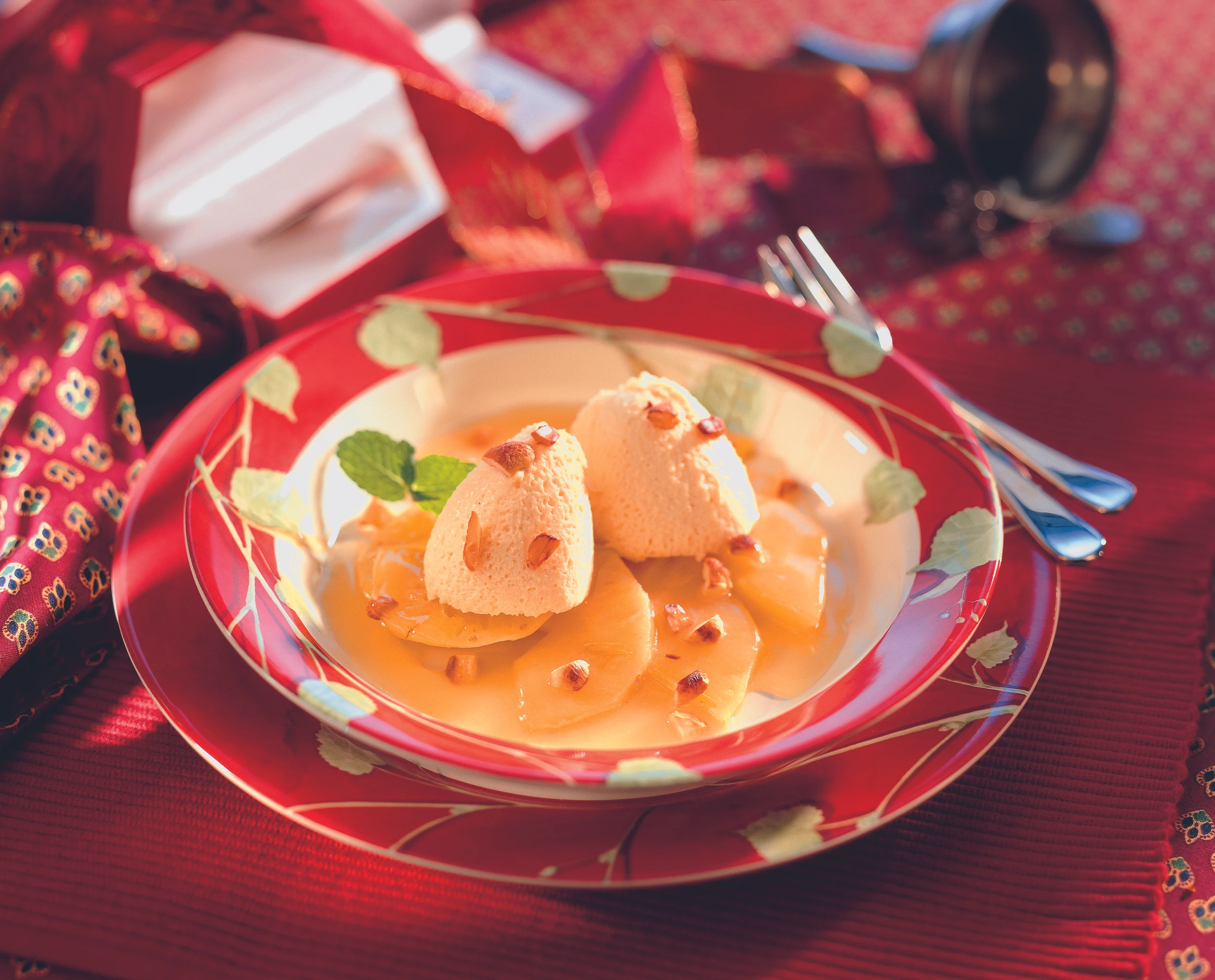 Weißes Schokomus mit marinierten Ananas