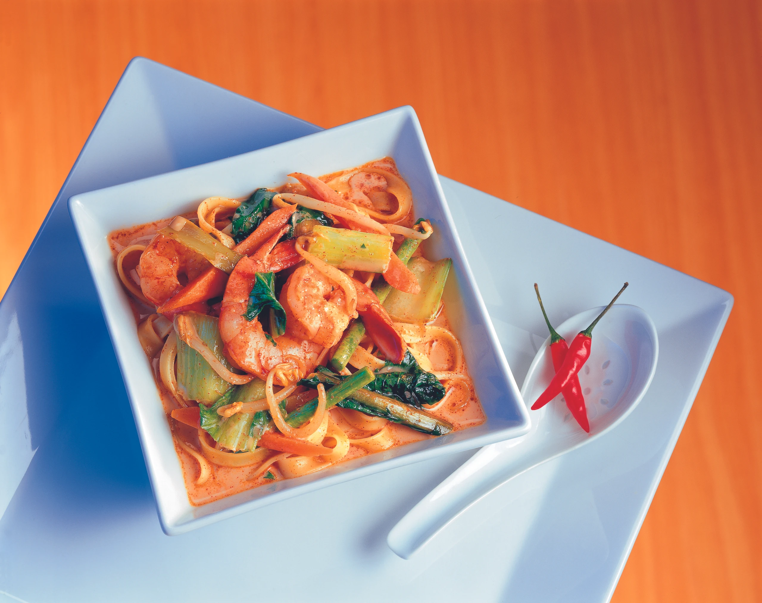 Kokos-Ramen mit Garnelen