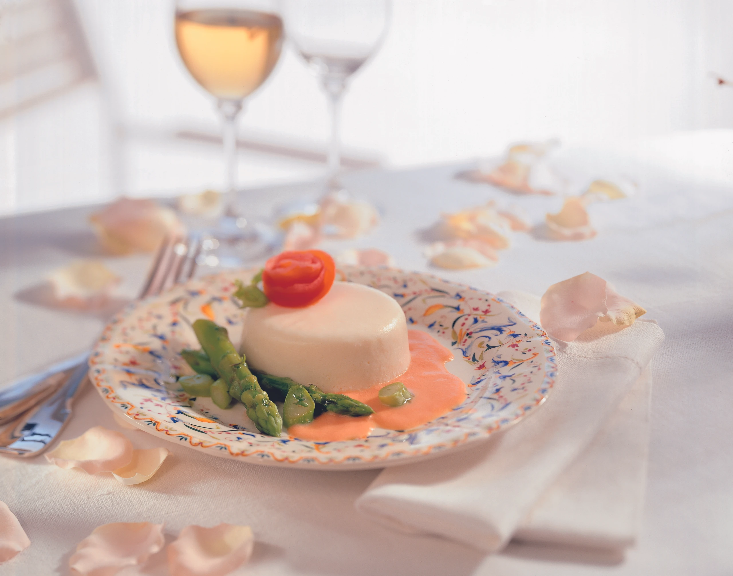 Spargelmus mit Tomatenrose und Tomaten-Rahmsauce