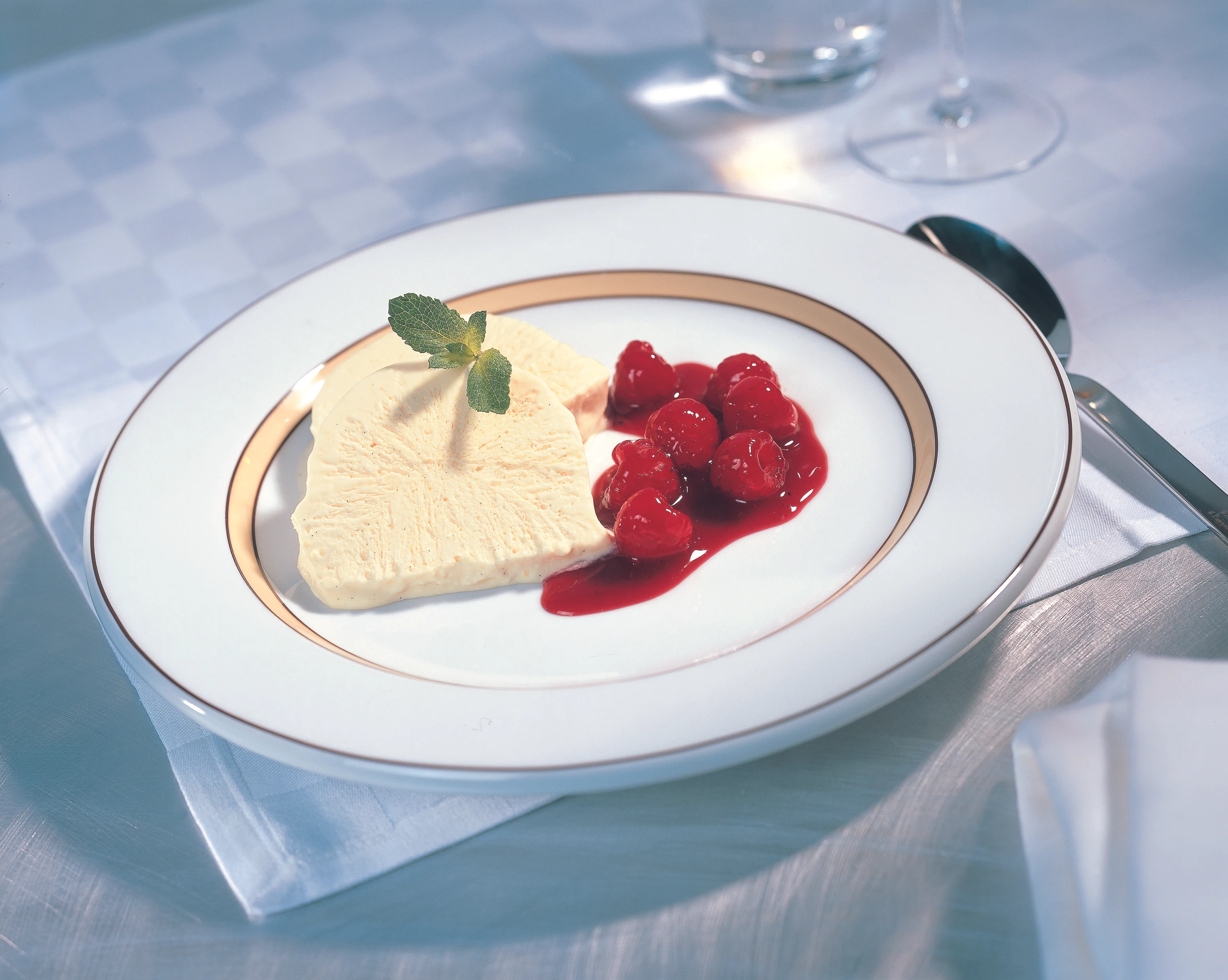 Vanille-Parfait mit marinierten Beeren