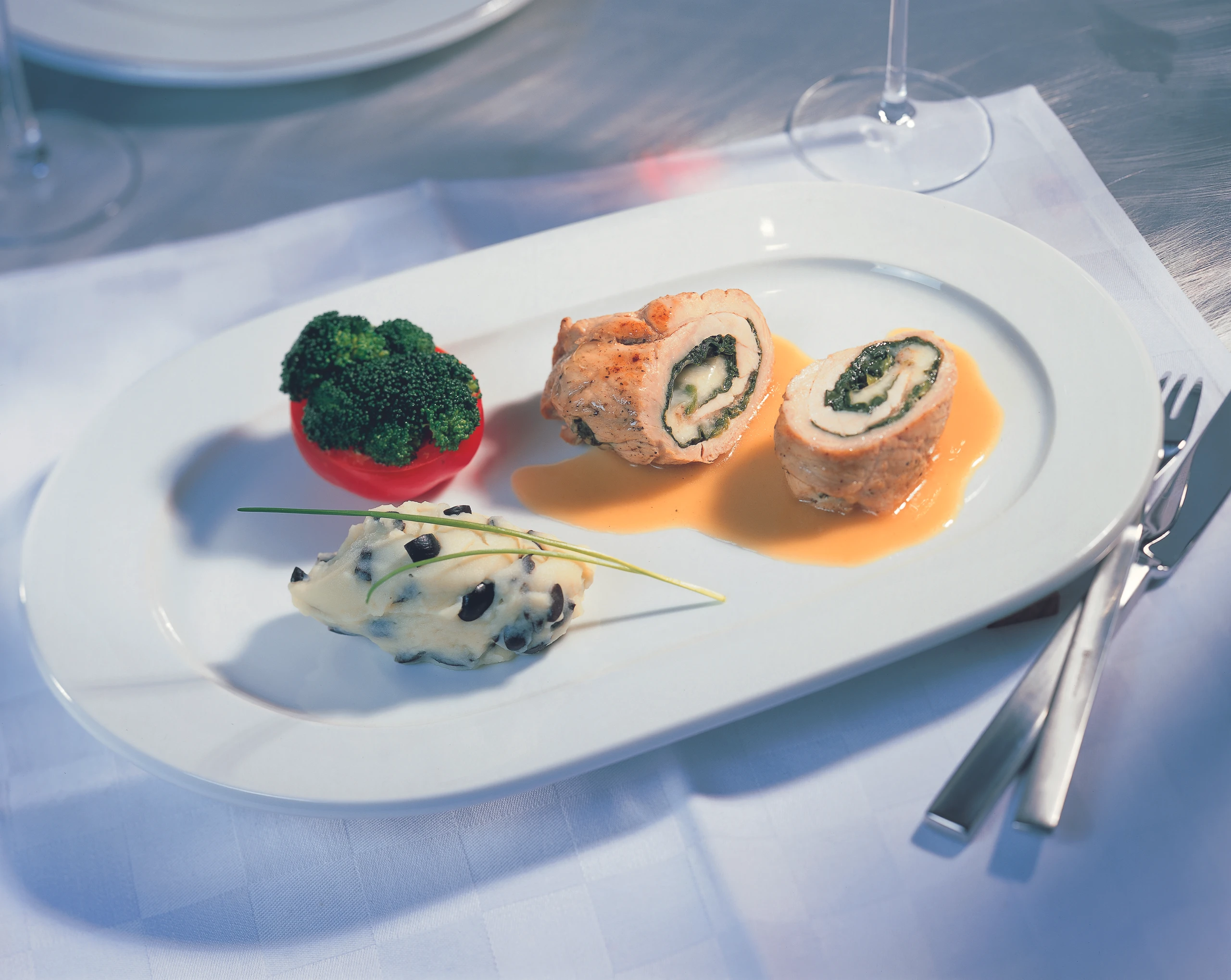 Kalbsrouladen mit Mozzarella-Spinatfülle und Oliven-Erdäpfelpüree