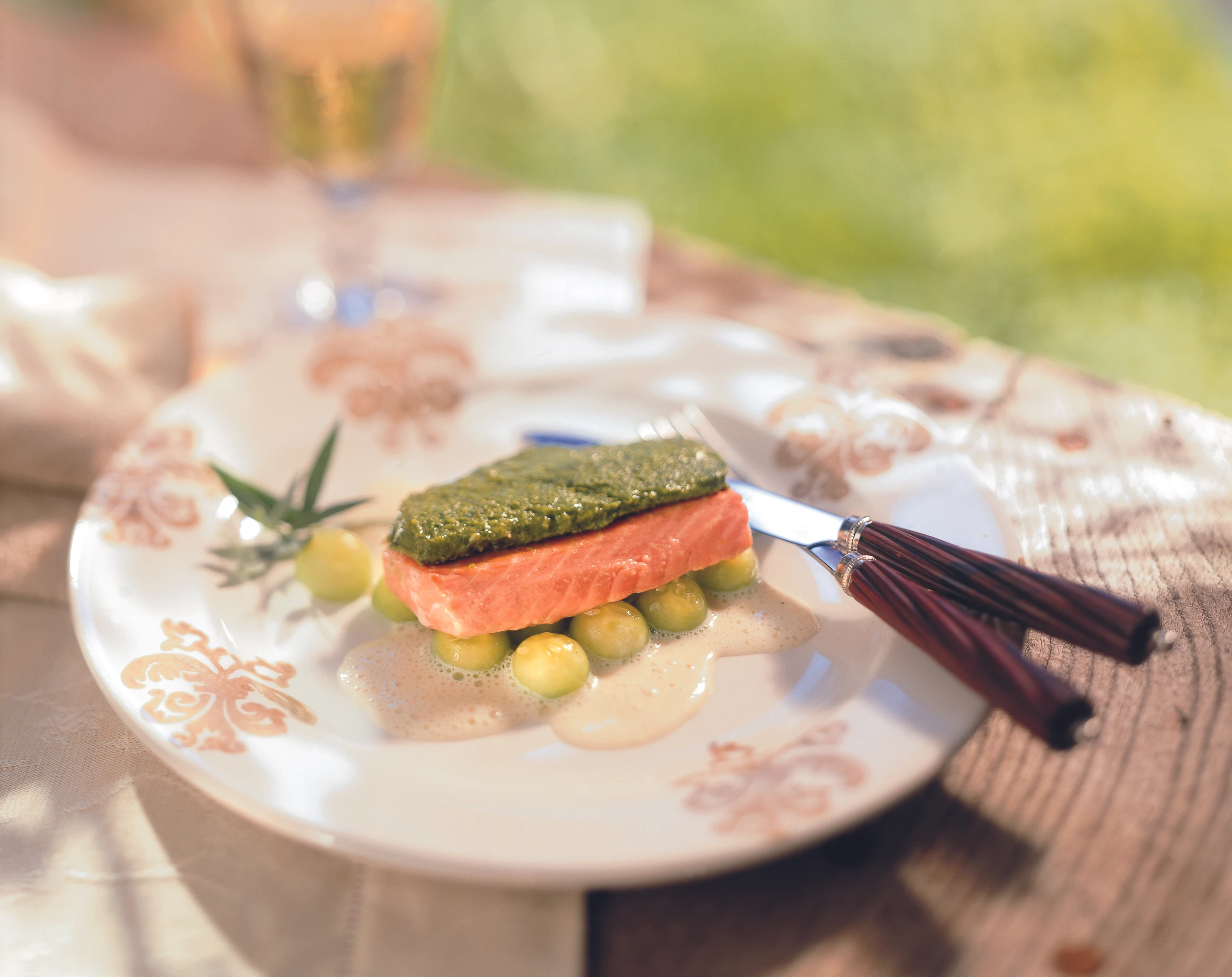 Lachsfilet mit Kräuterhaube und Weinschaum