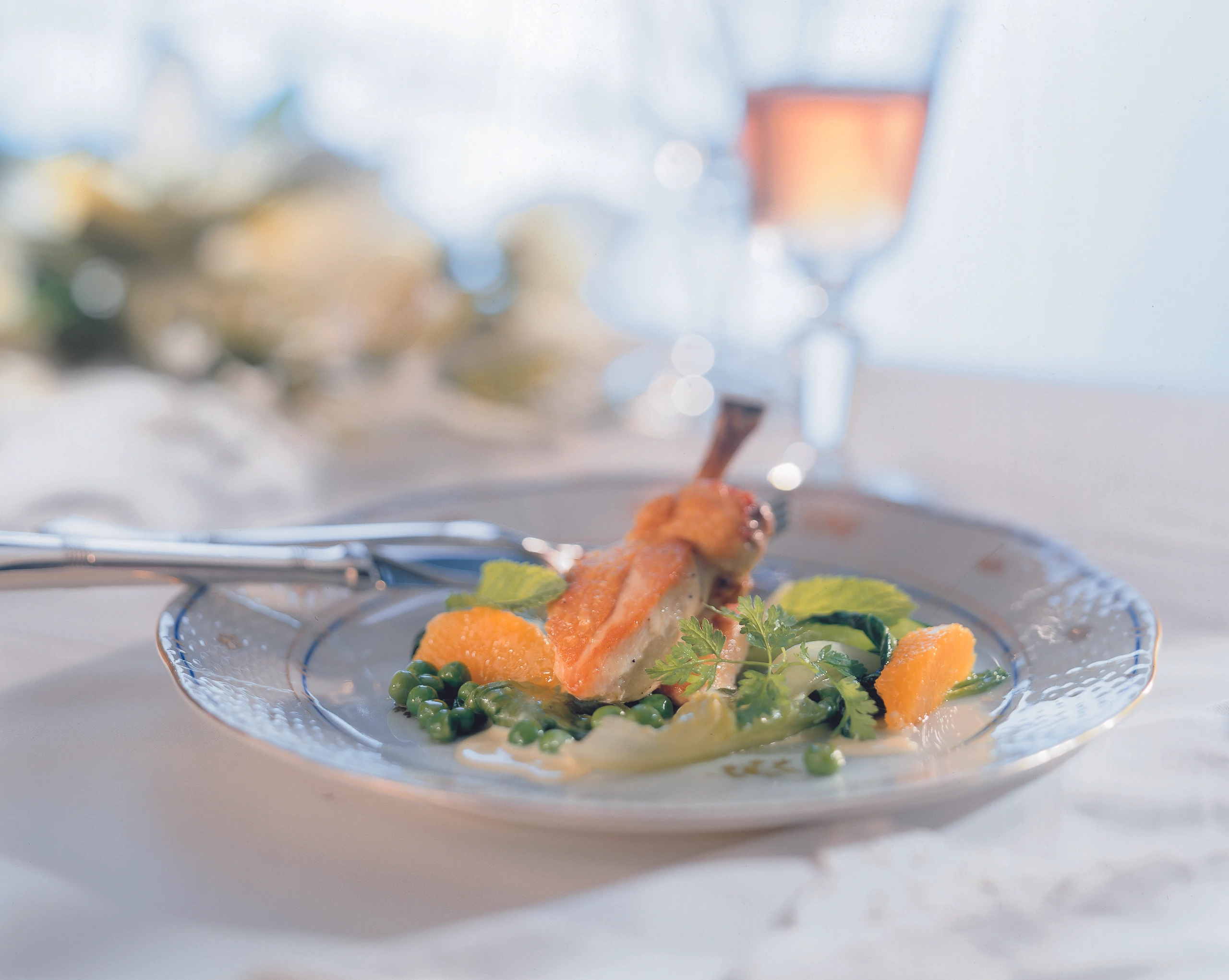 Maishenderl mit Kochsalat und jungen Erbsen