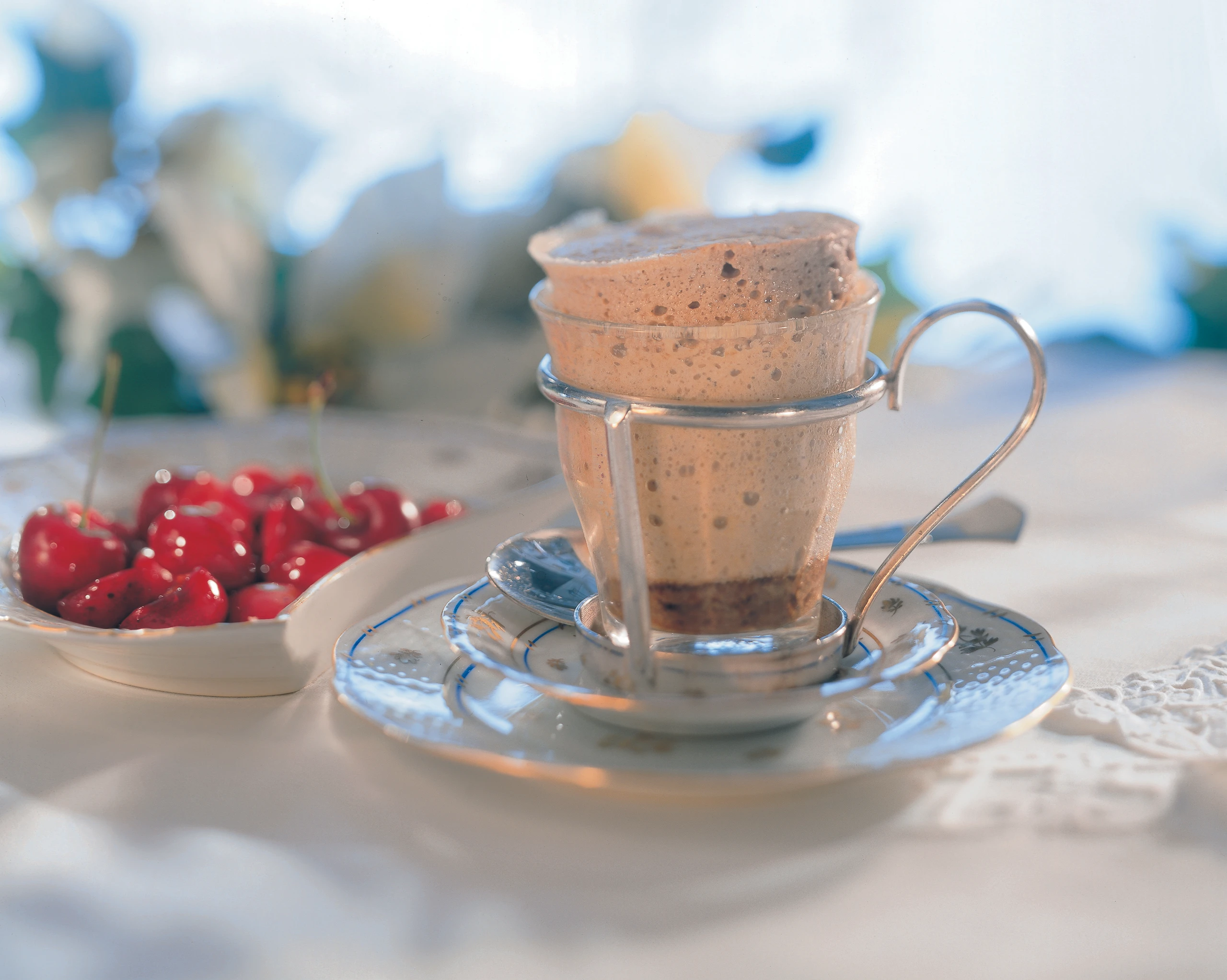 Kaffeesoufflé mit marinierten Herzkirschen