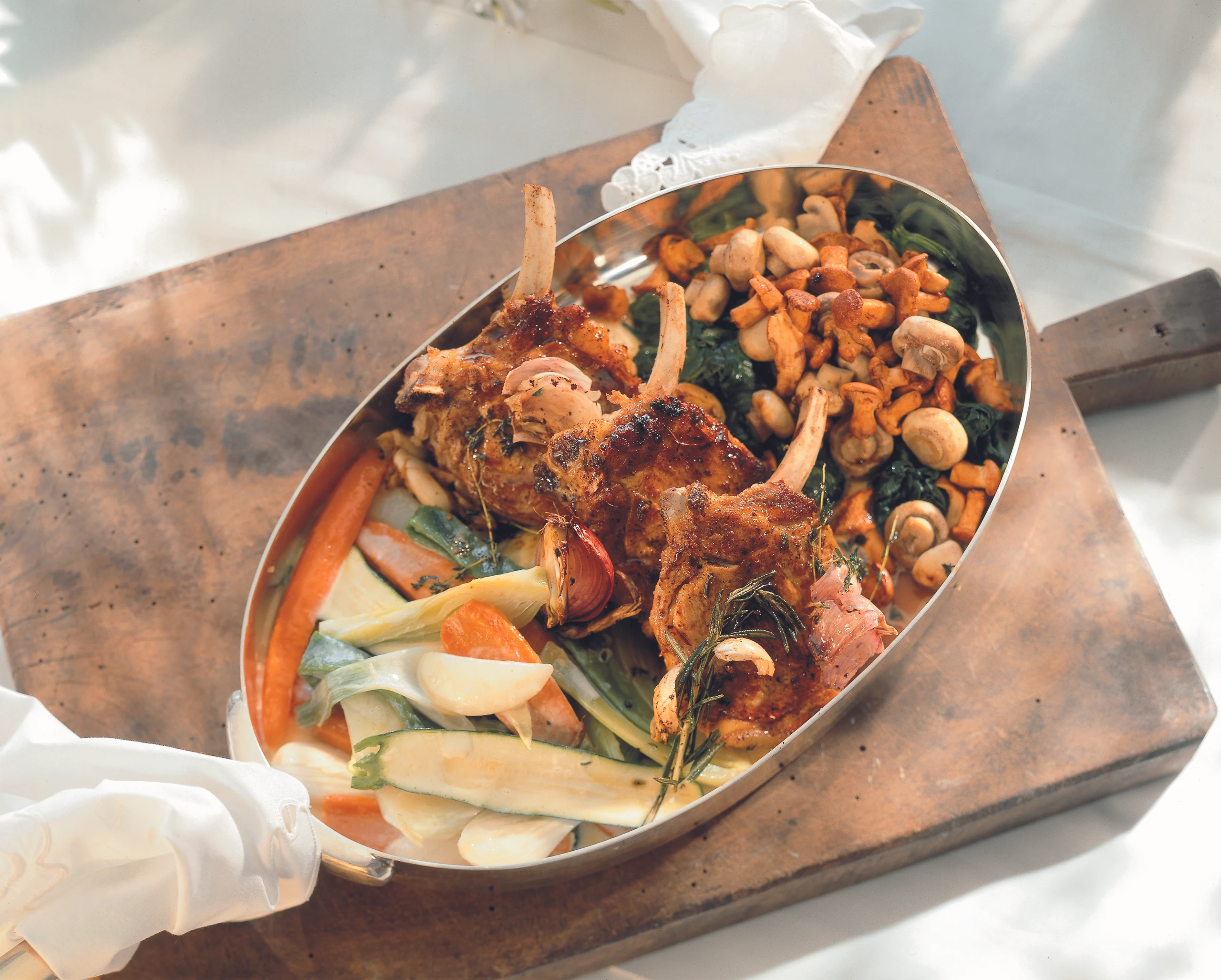 Kalbskotelett mit Spinat, Schwammerln und cremigem Gemüse