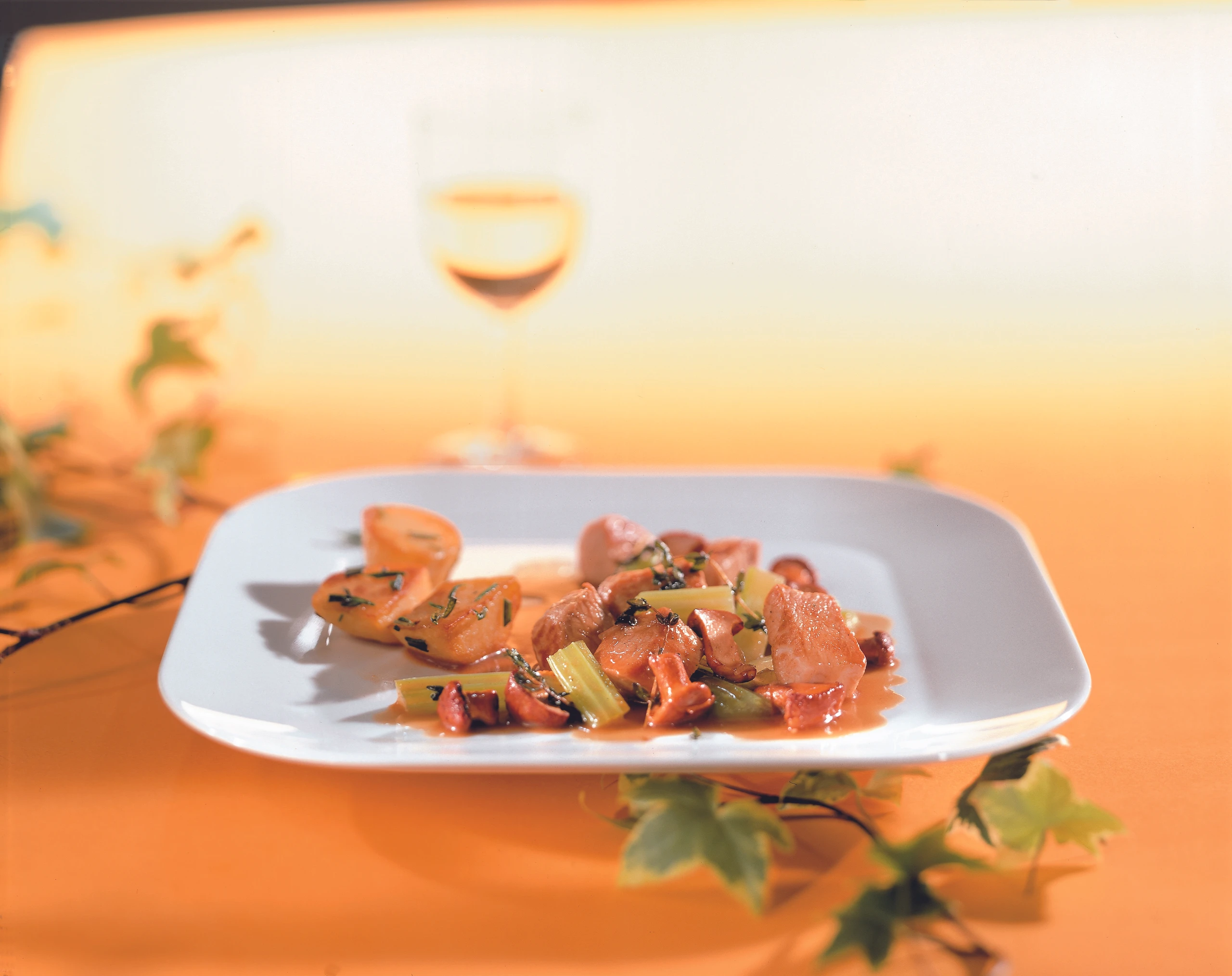 Gebratene Putenwürfel mit Eierschwammerln und Sellerie