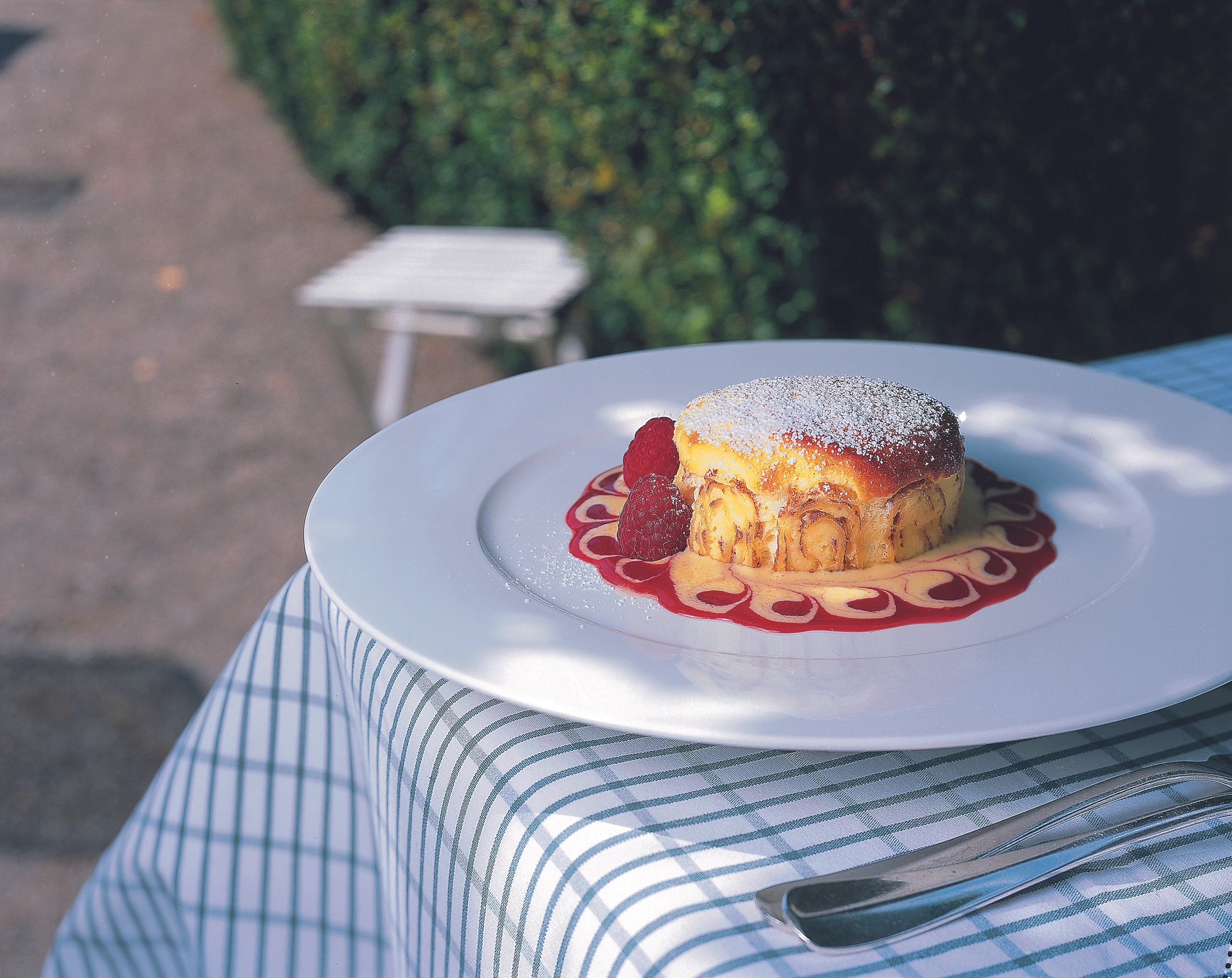 Topfenpalatschinken-Auflauf mit Vanille- und Himbeersauce