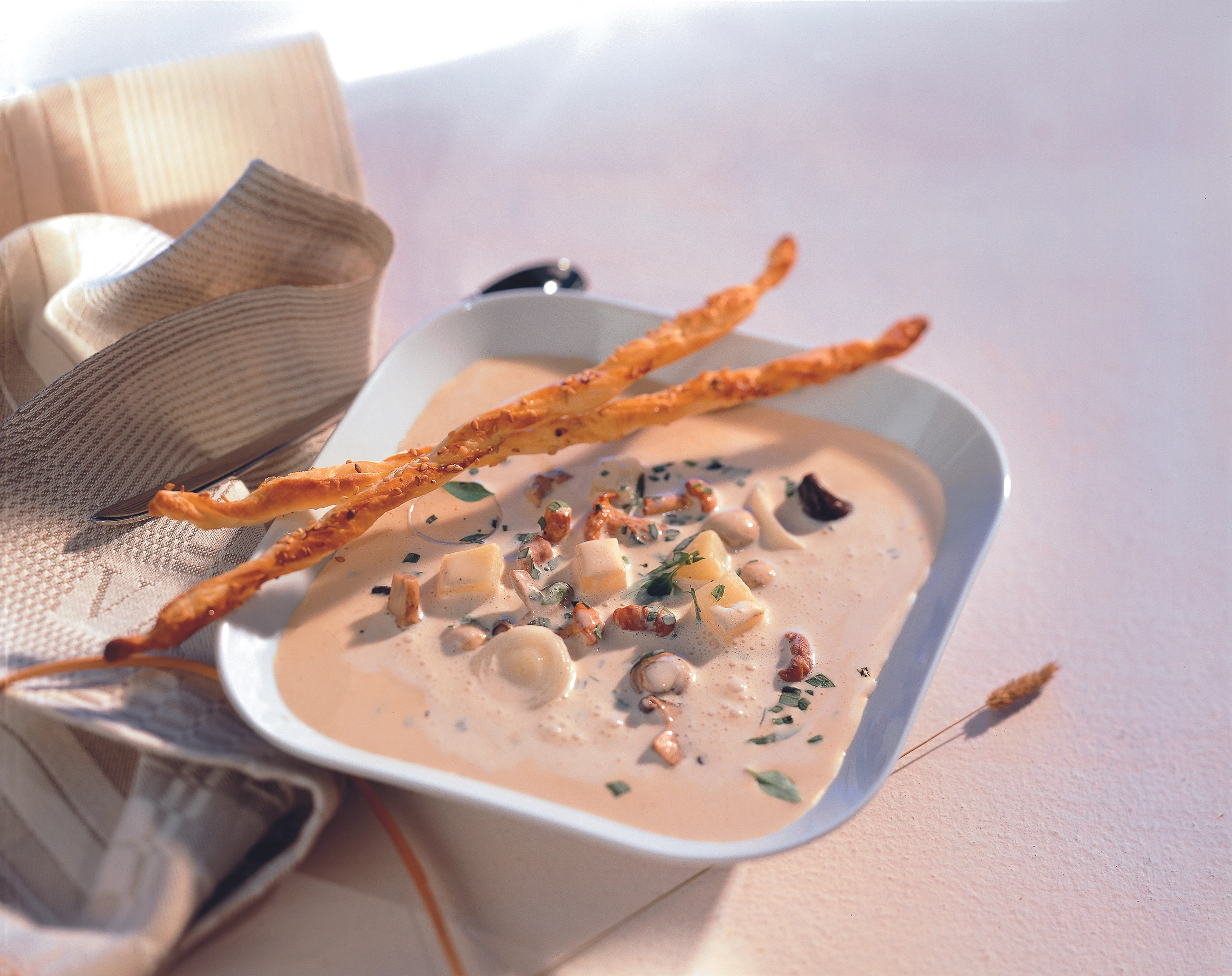 Erdäpfel-Schwammerlsuppe mit Sesamstangerln