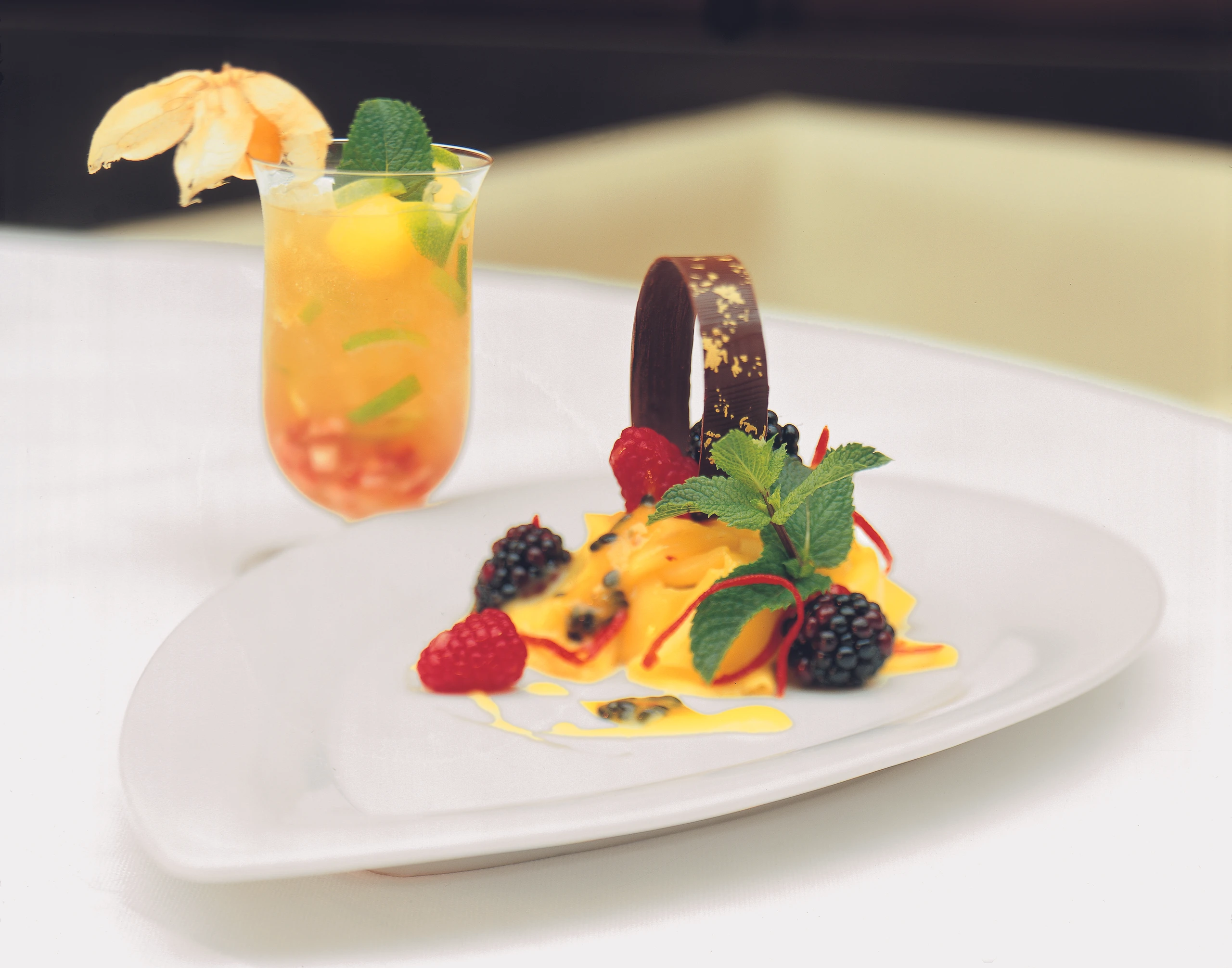 Marinierte Mangoscheiben mit Beeren