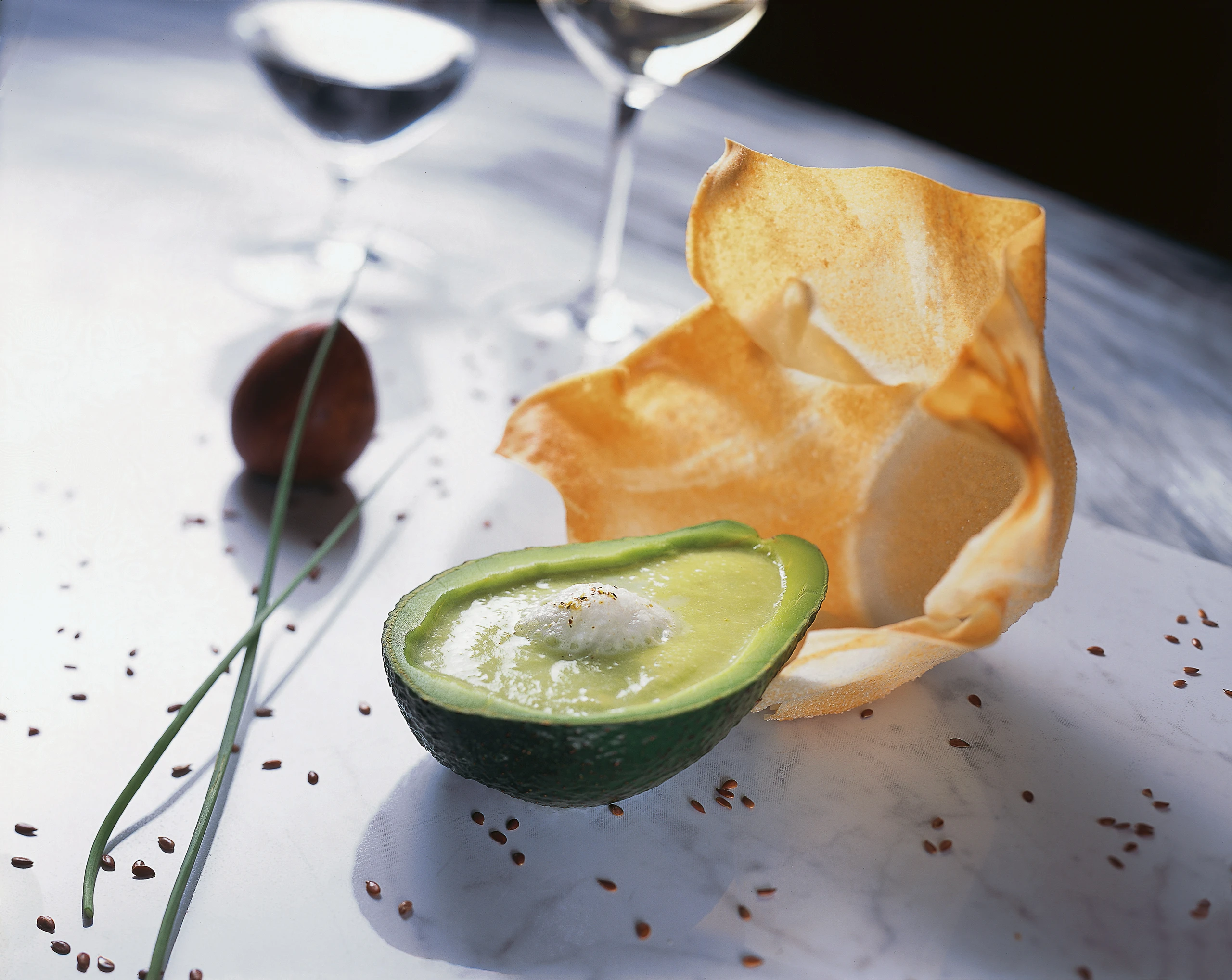 Kalte Avocadoschale mit Knusperblatt