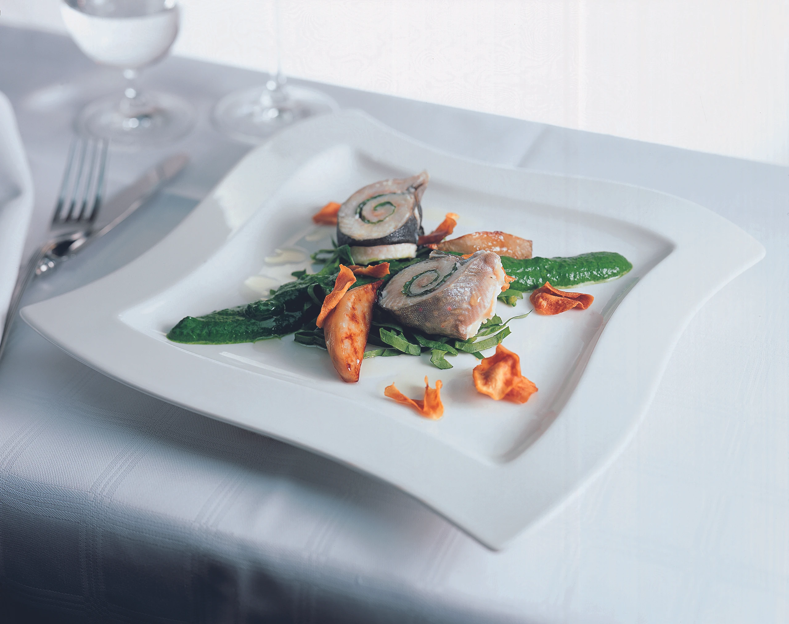 Saiblingsröllchen auf zweierlei Spinat