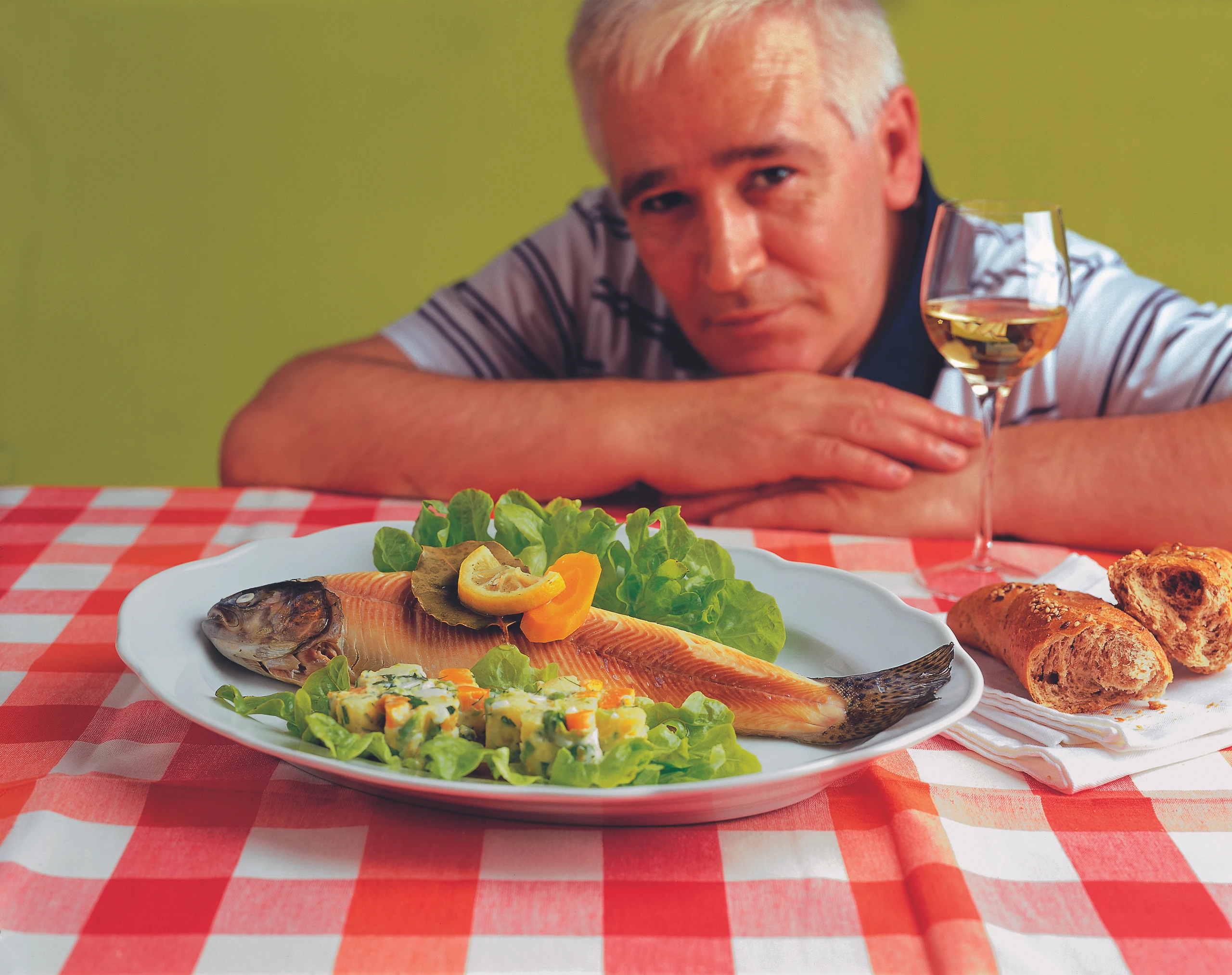 Gedünstete Forelle mit Gemüsesalat