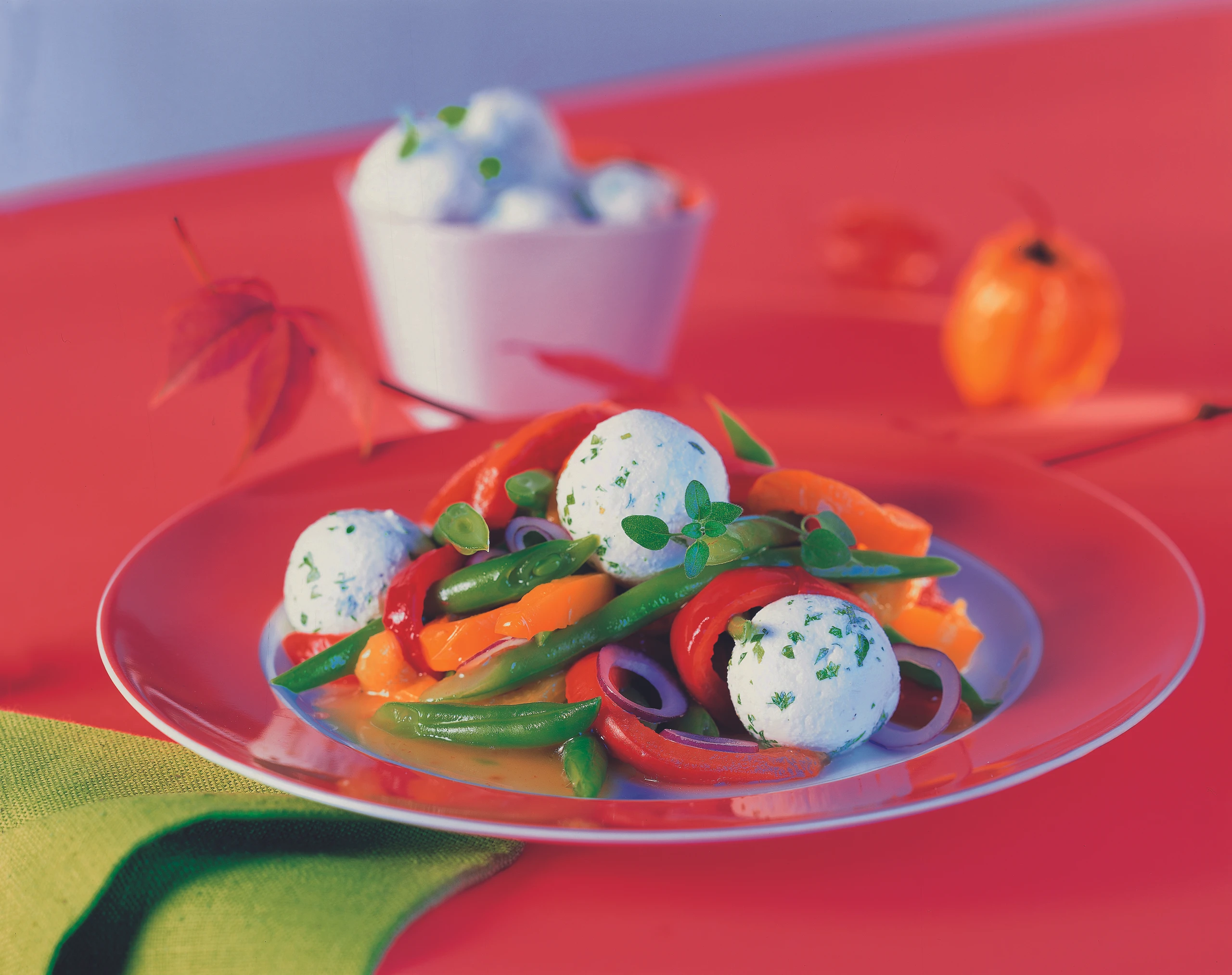 Fisolen-Paprika-Salat mit Ziegenkäse-Bällchen